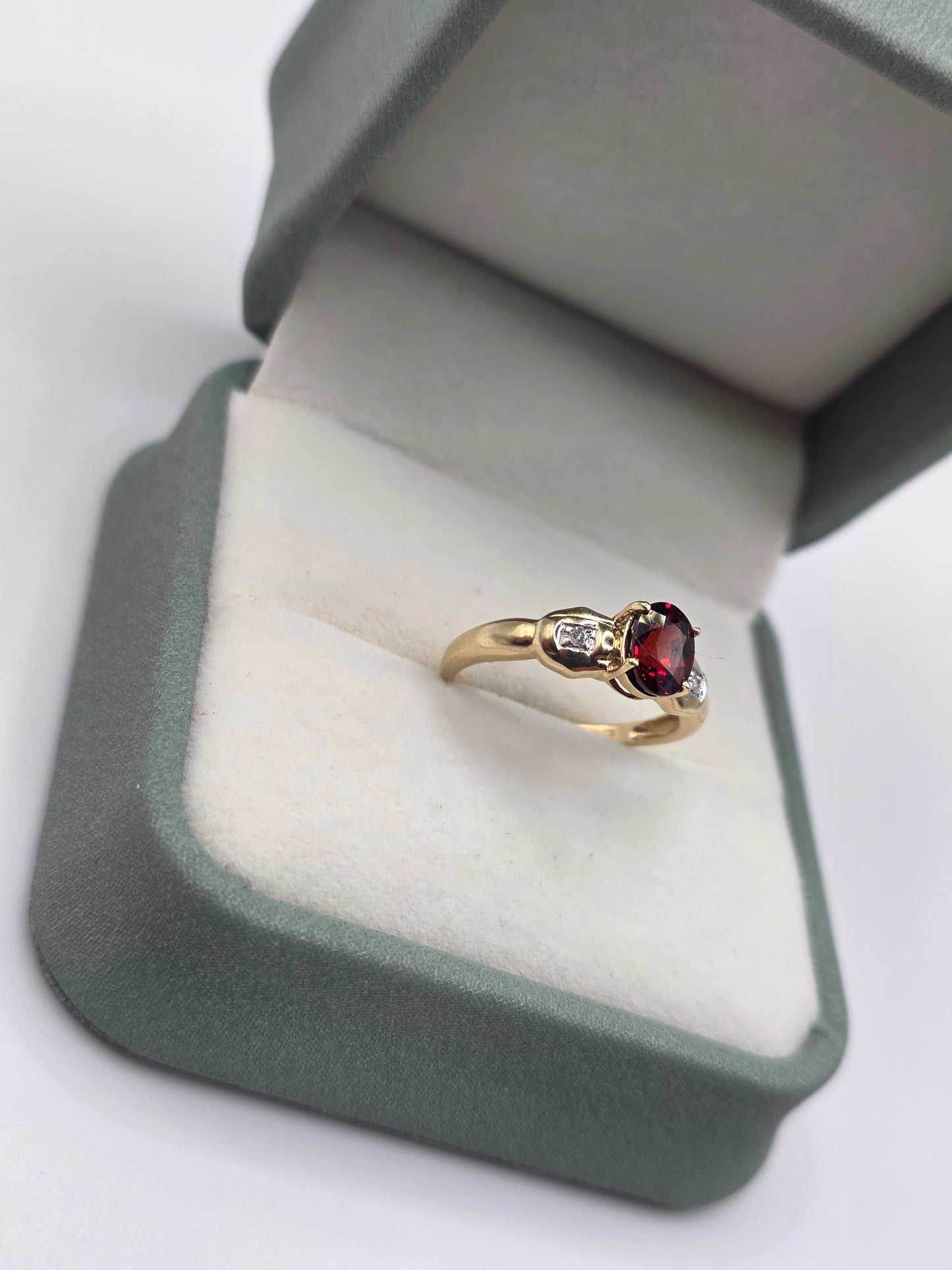 9ct gold garnet and diamond ring