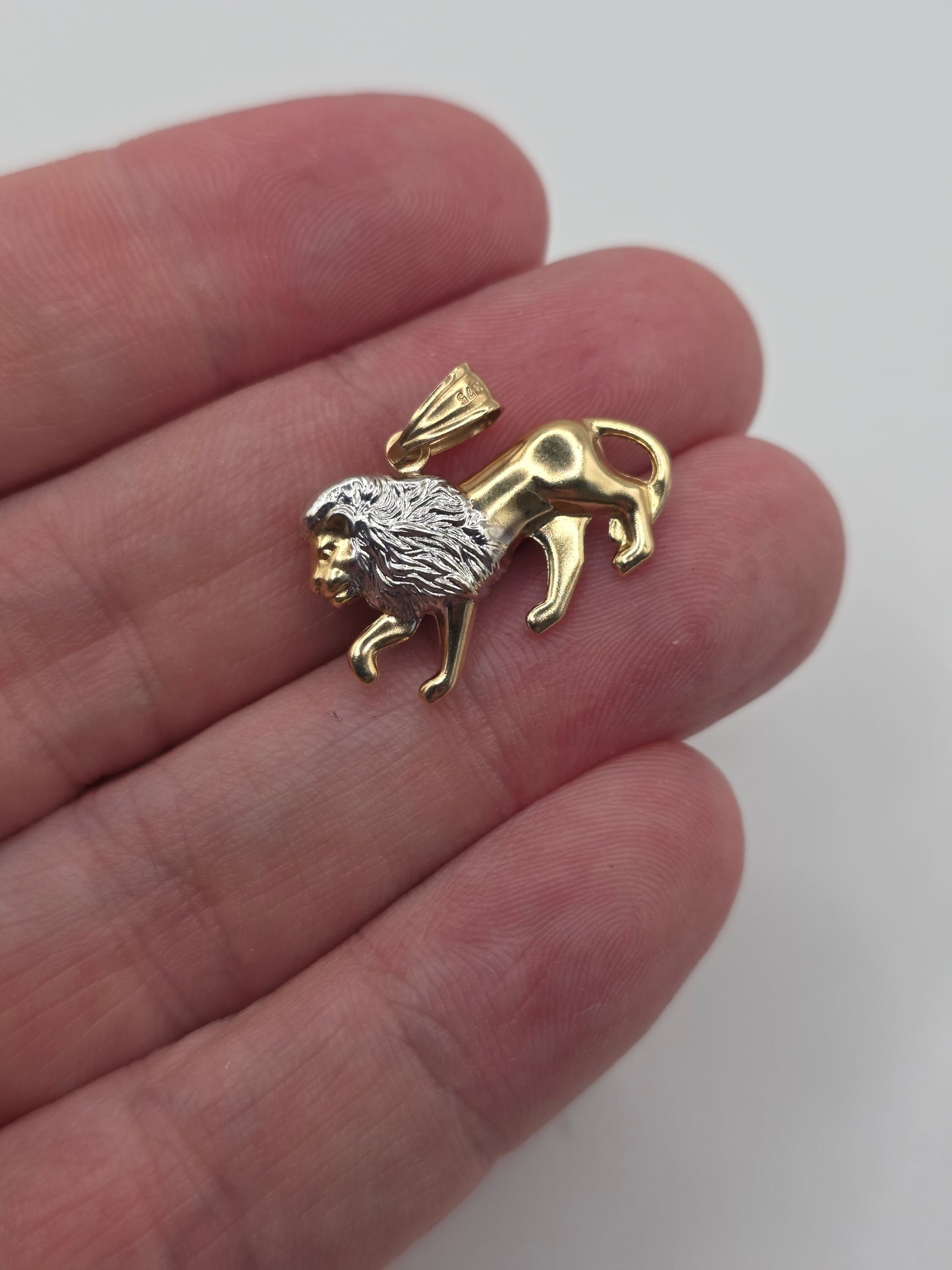 9ct two tone gold lion pendant