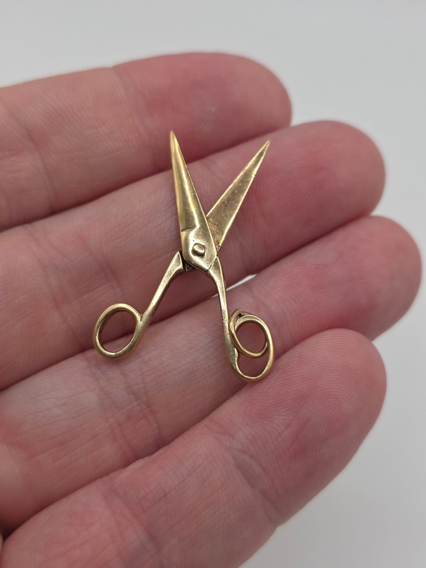 9ct gold scissors pendant