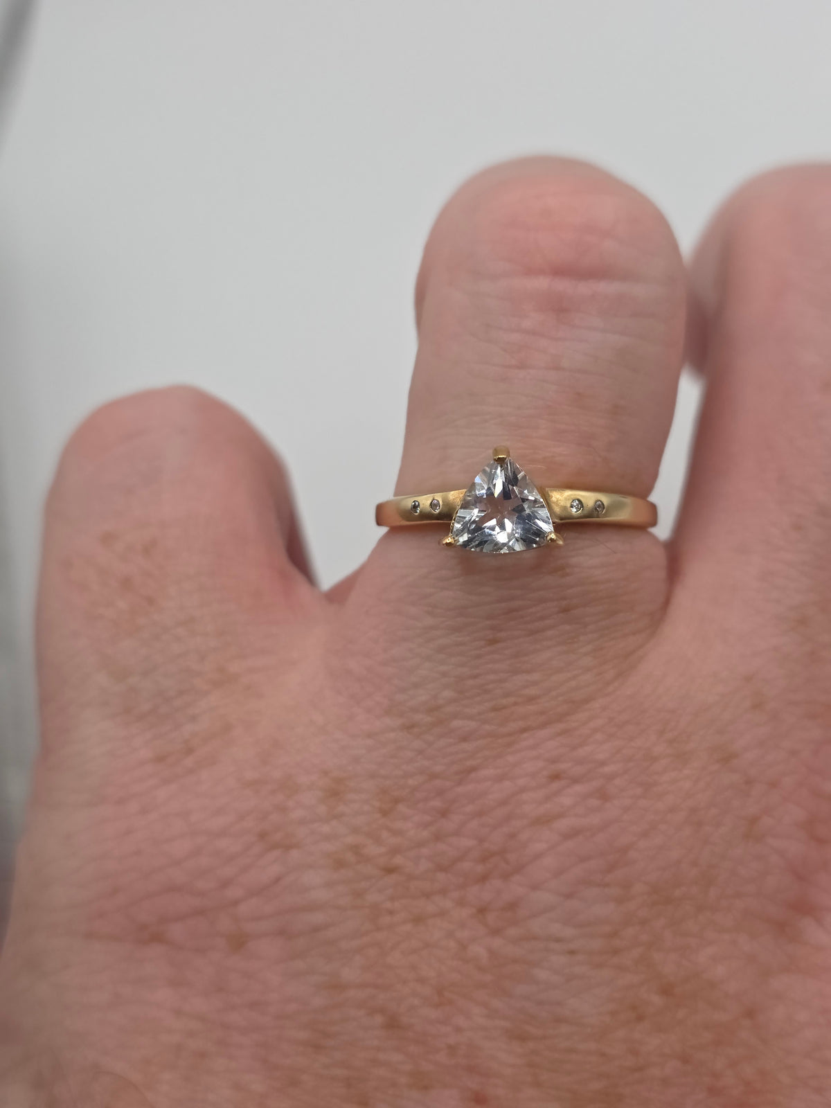 9ct gold zircon ring