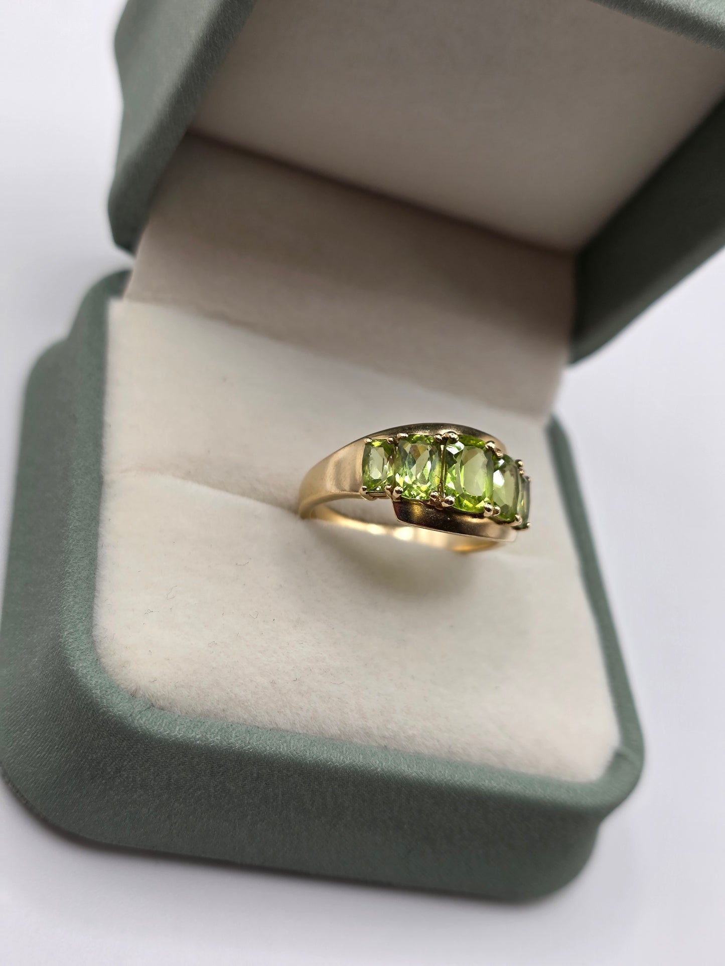 9ct gold peridot ring