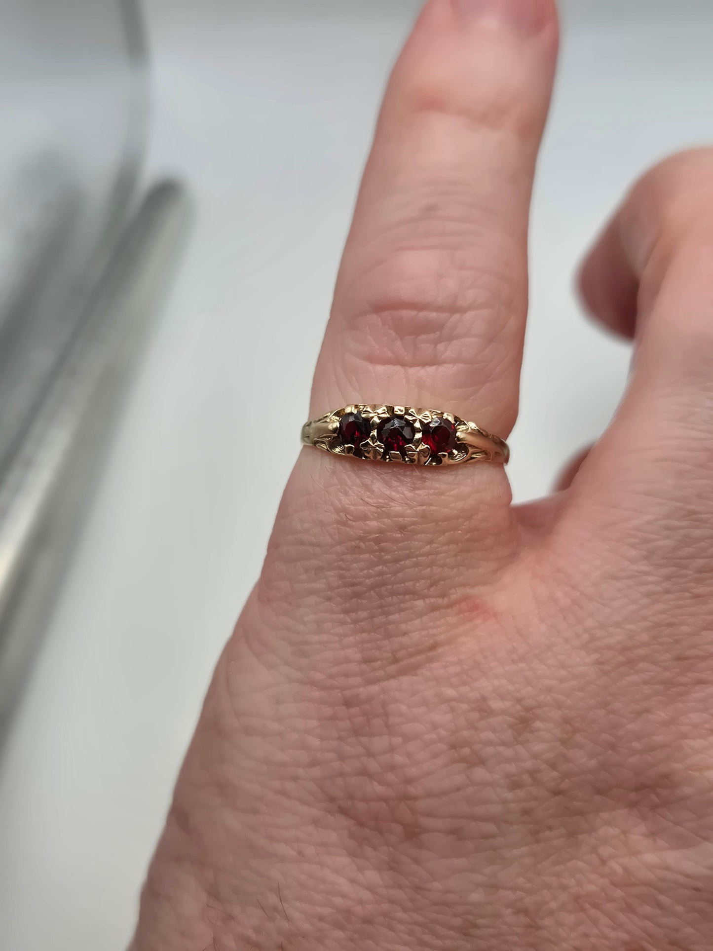 9ct gold garnet ring