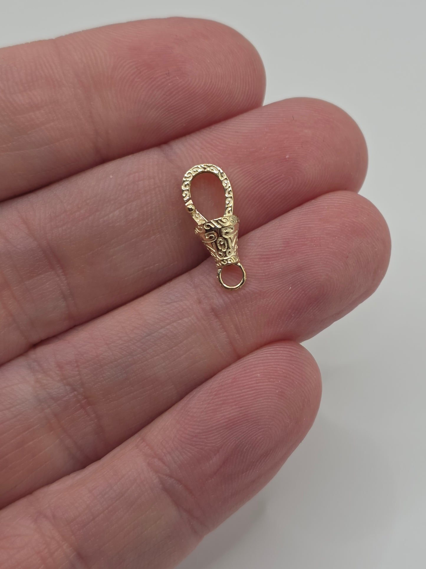 9ct gold engraved dog clip (2)