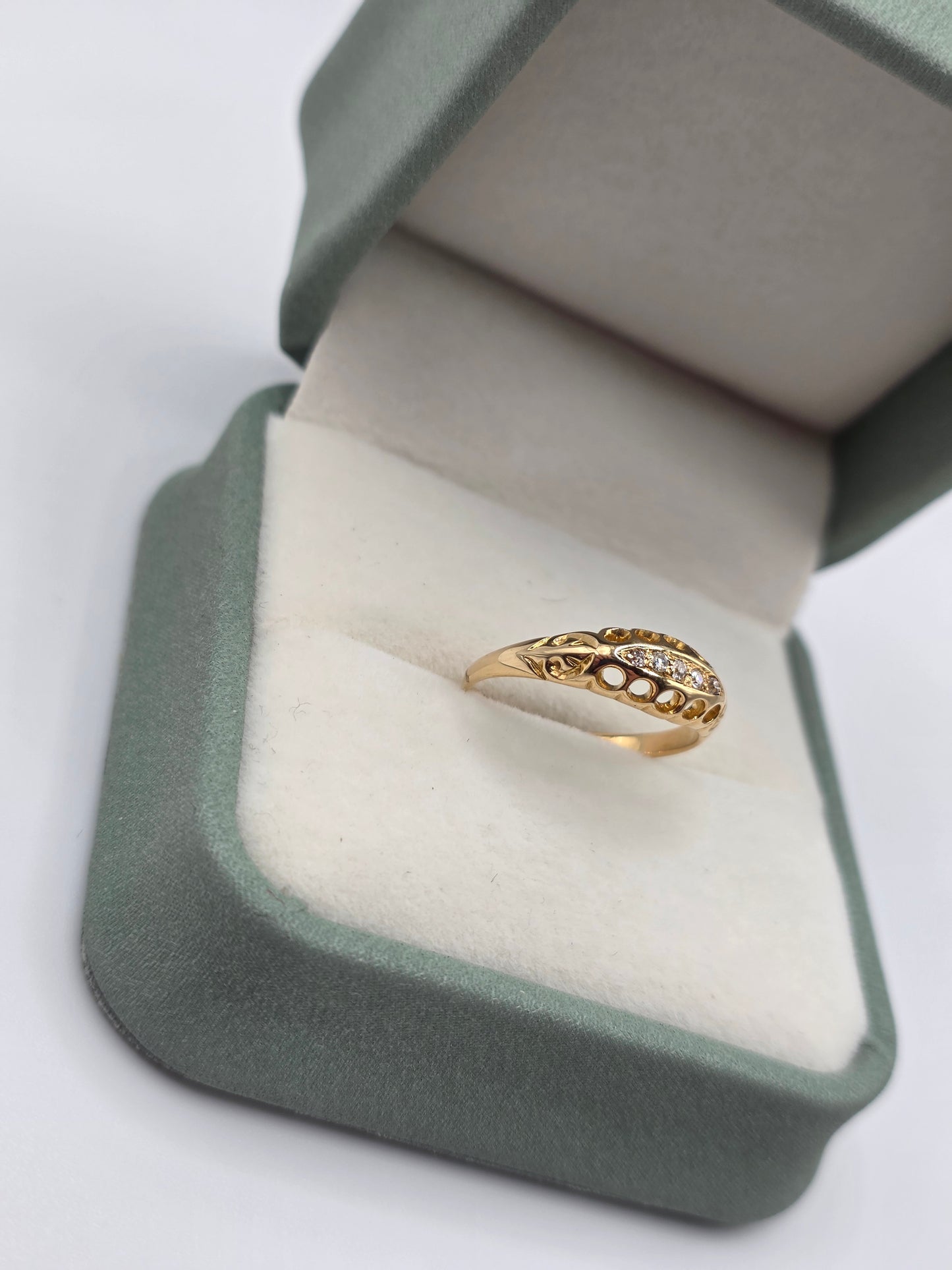 18ct gold diamond gypsy ring