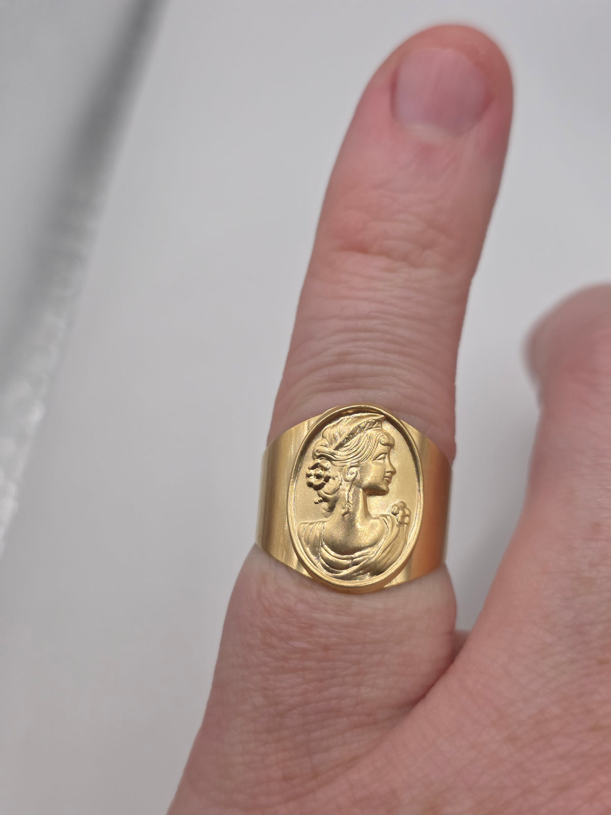 9ct gold cameo ring