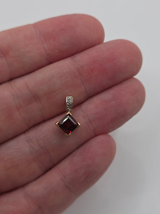 9ct gold garnet and diamond pendant