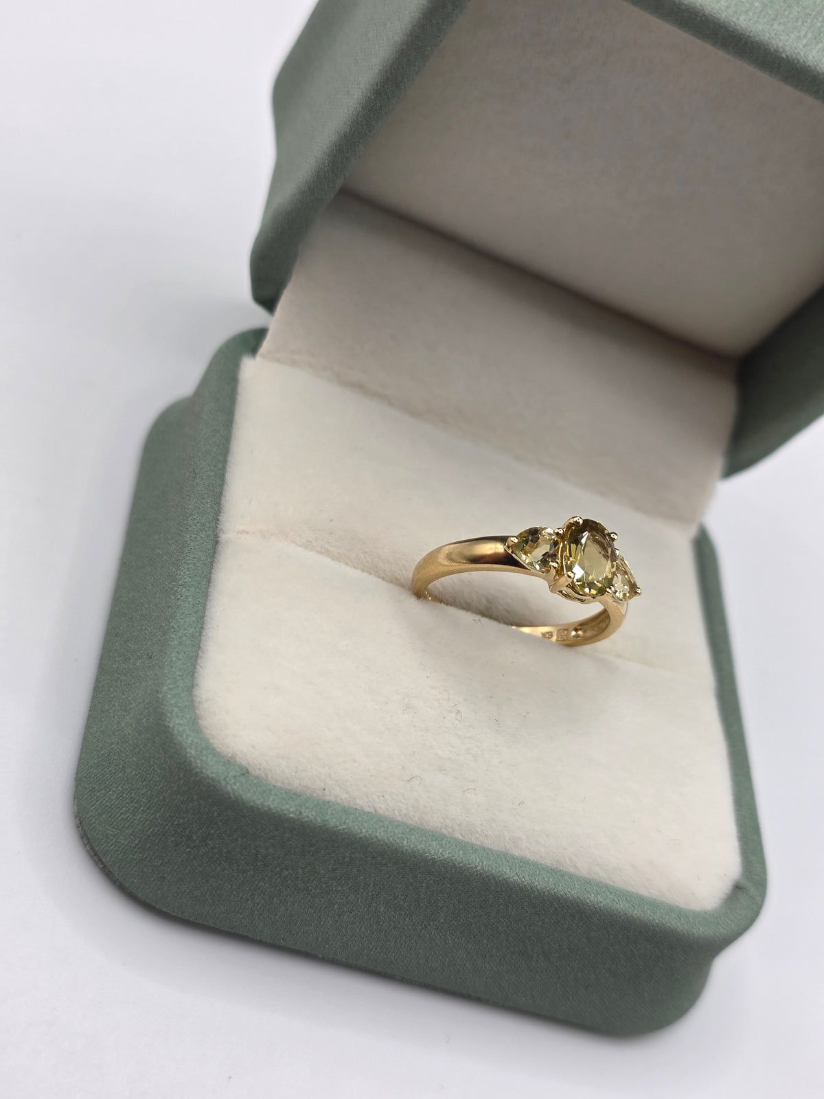 9ct gold peridot ring