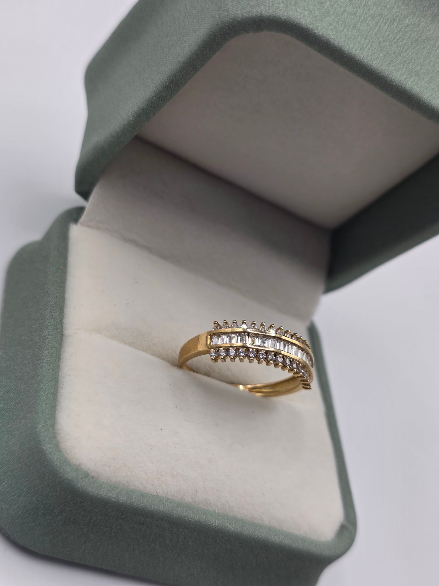 9ct gold cz ring