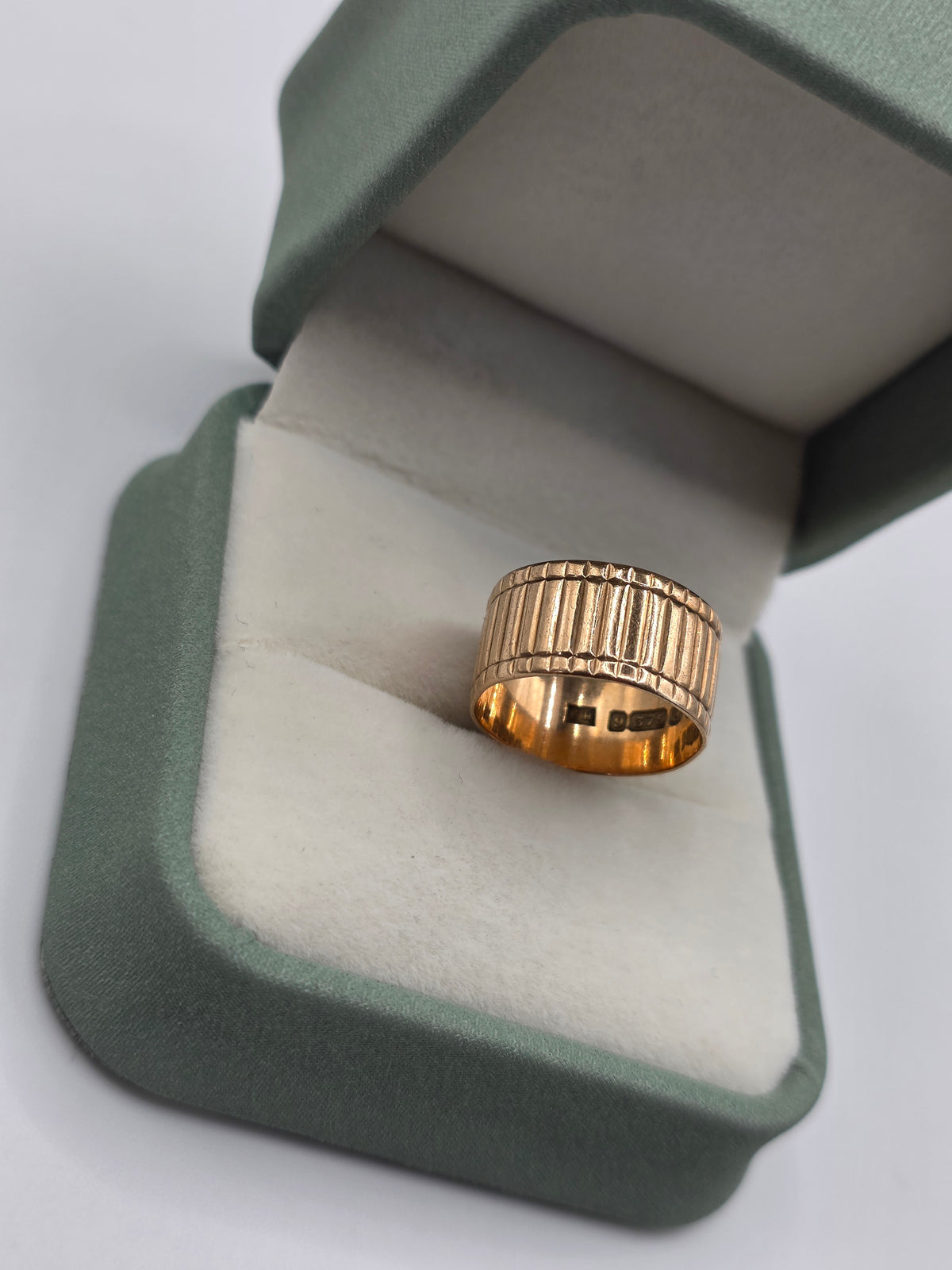 Heavy 9ct rose gold patterned band ring
