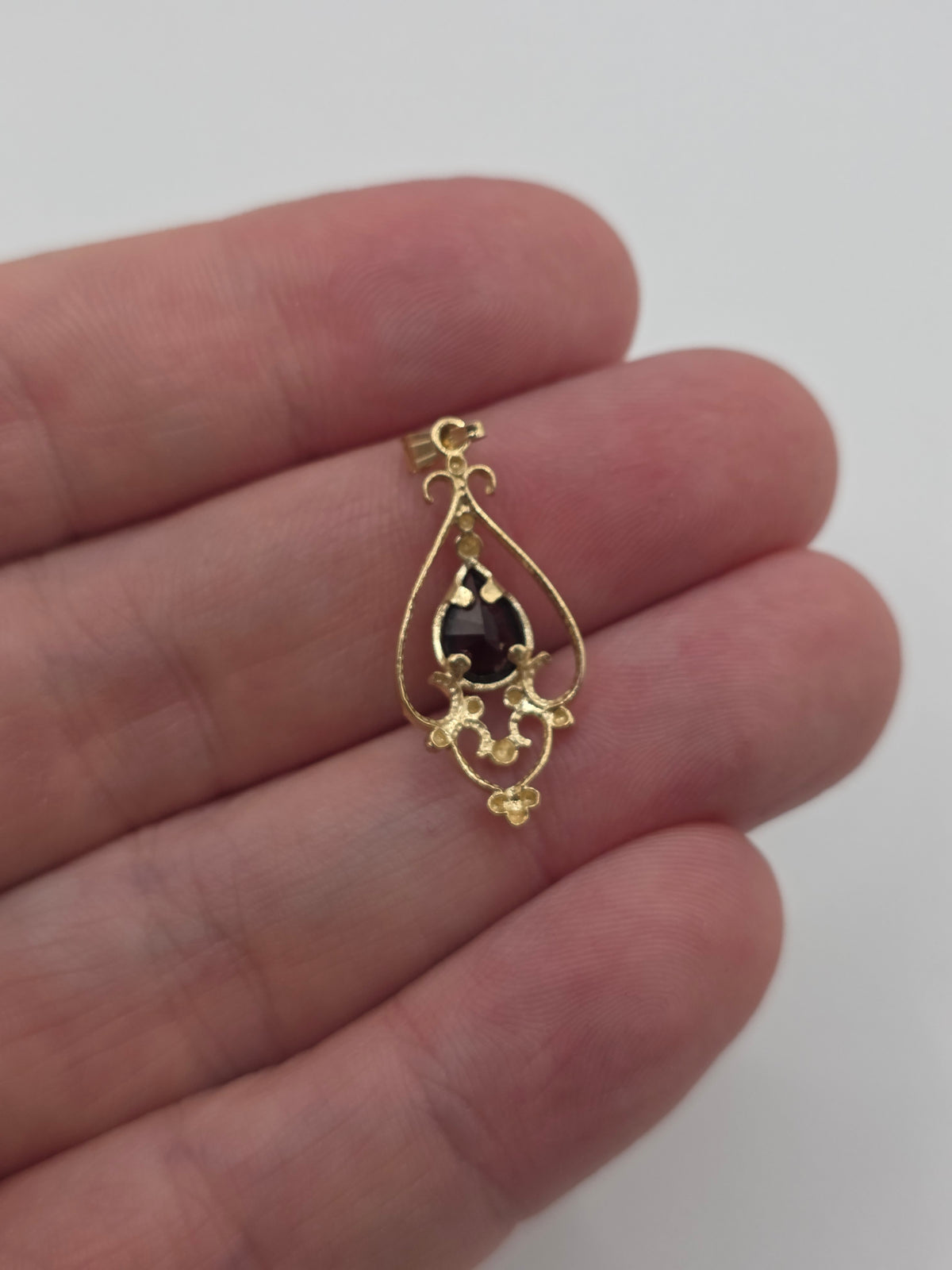 9ct gold garnet pendant