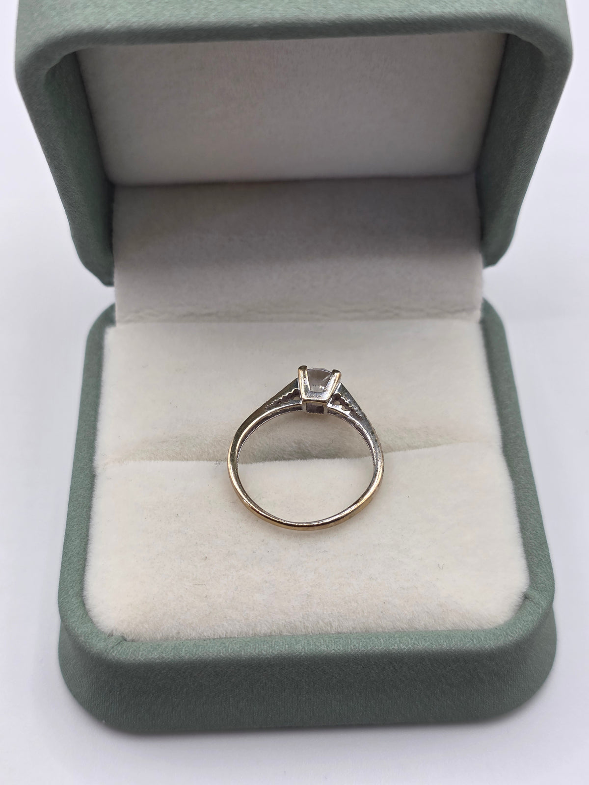 9ct white gold cz ring