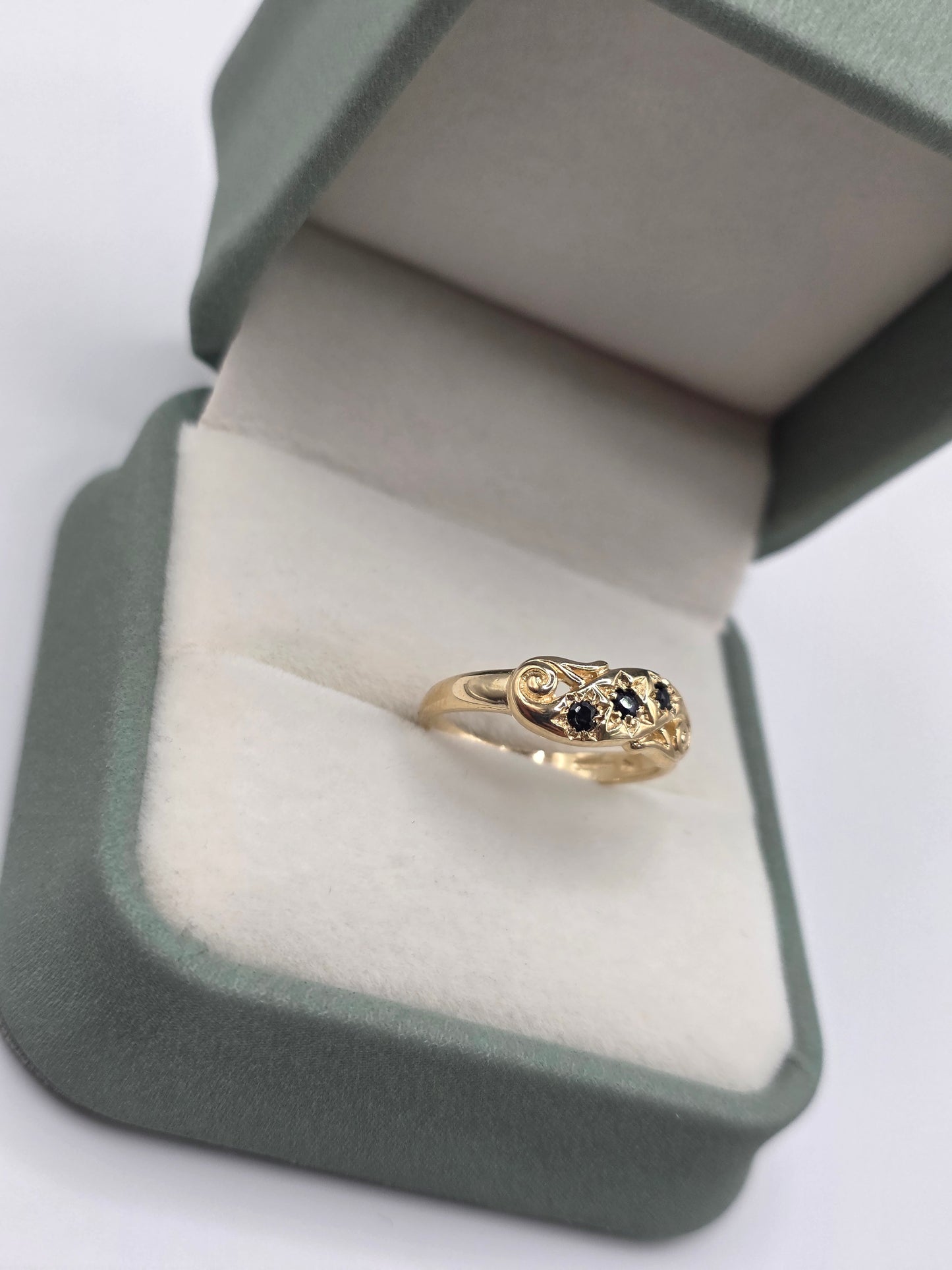 9ct gold sapphire gypsy ring