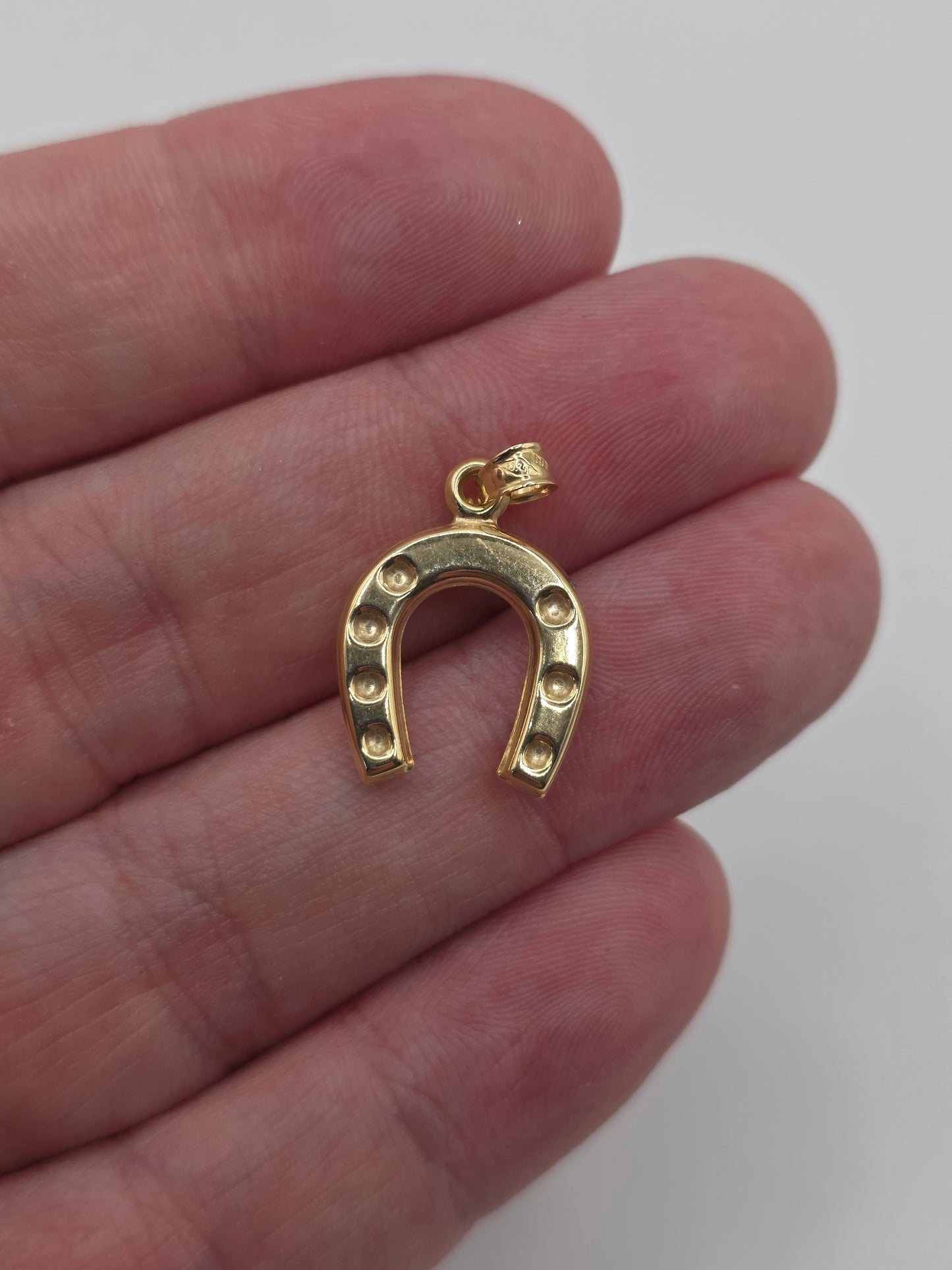 9ct gold horseshoe pendant
