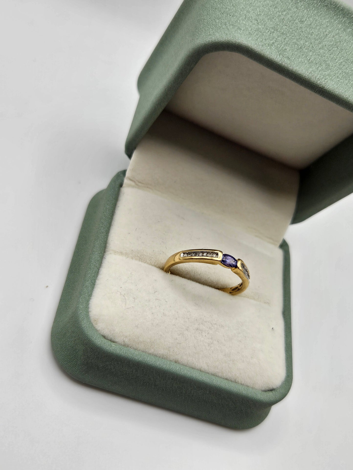 18ct gold tanzanite and diamond ring