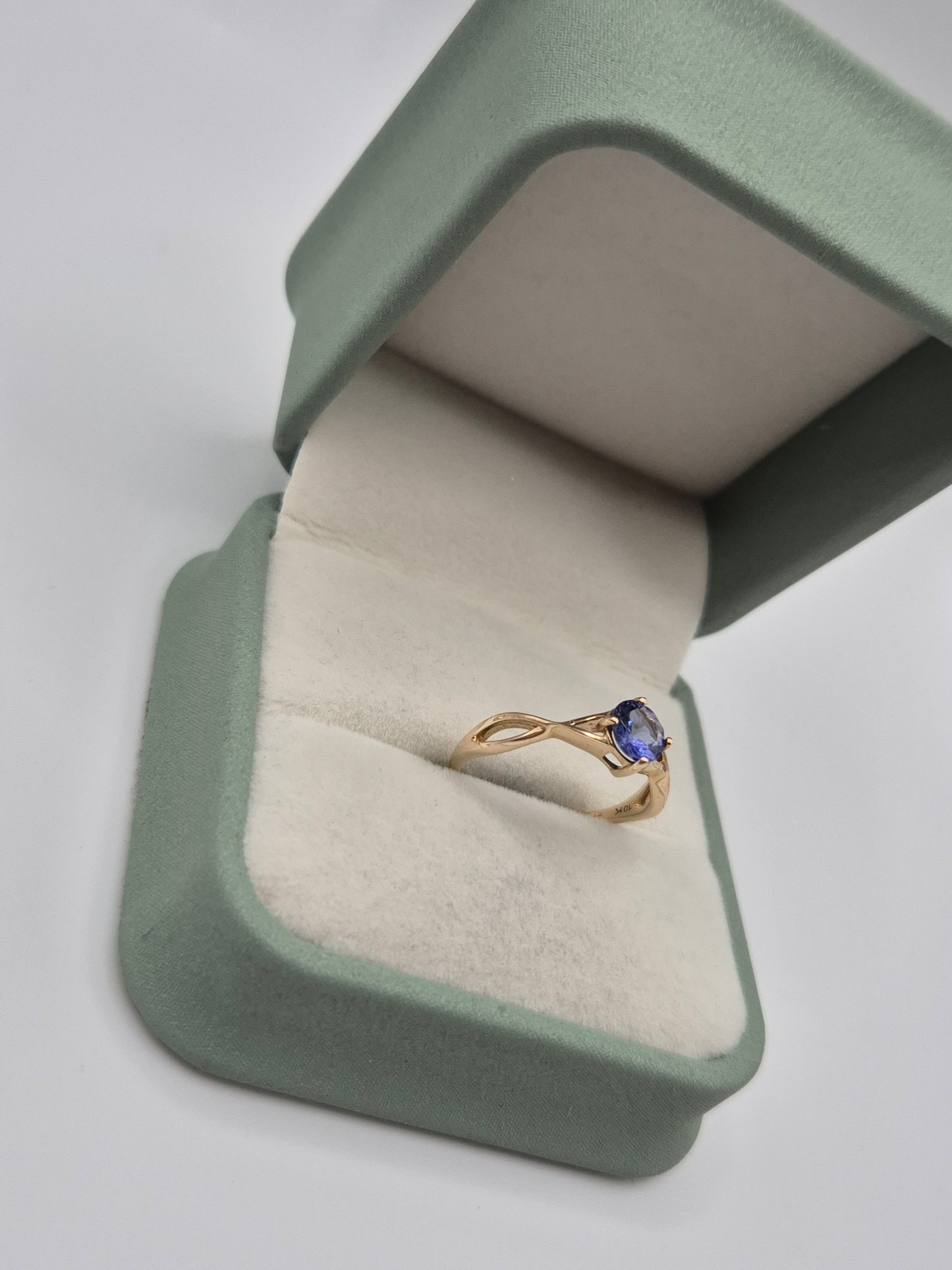 9ct gold tanzanite ring