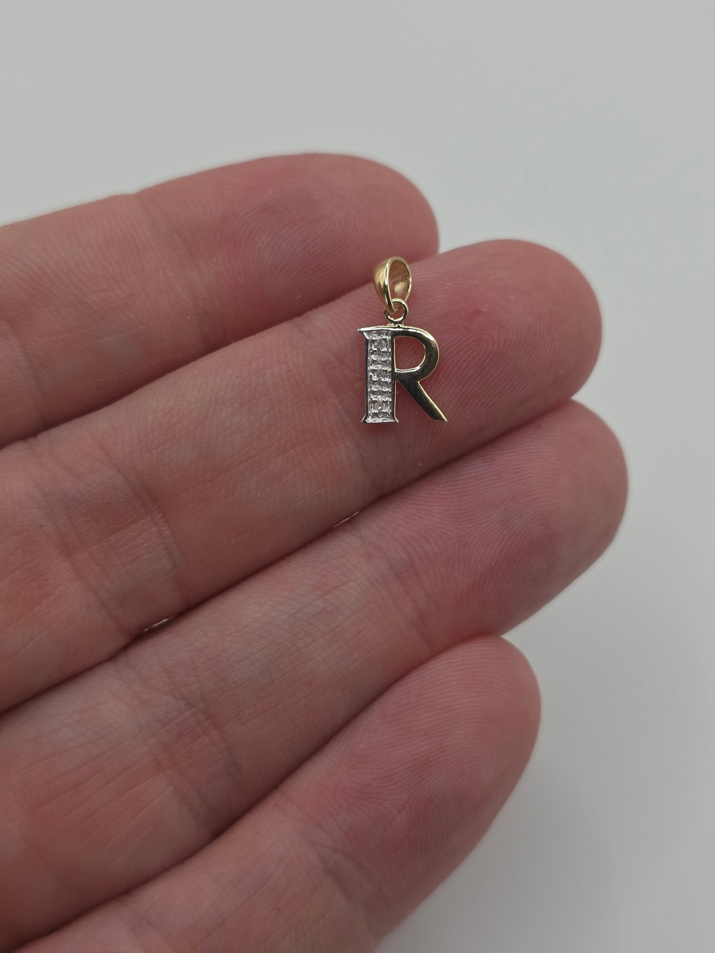 9ct gold diamond initial R pendant