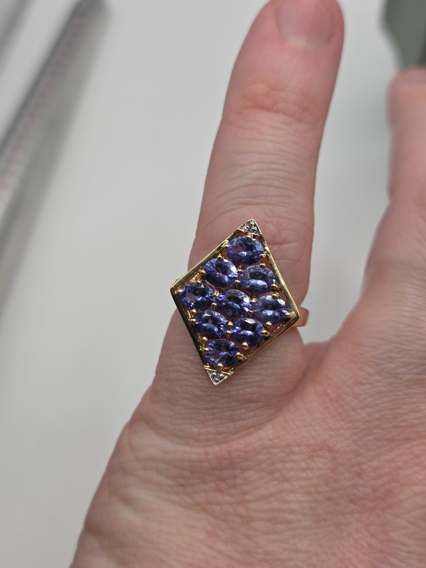 9ct gold tanzanite and diamond ring
