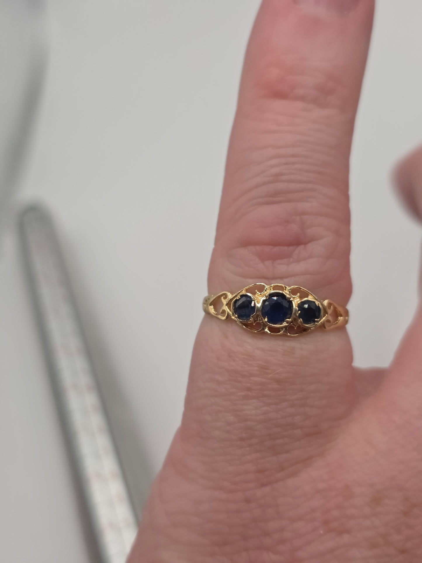 9ct gold sapphire ring