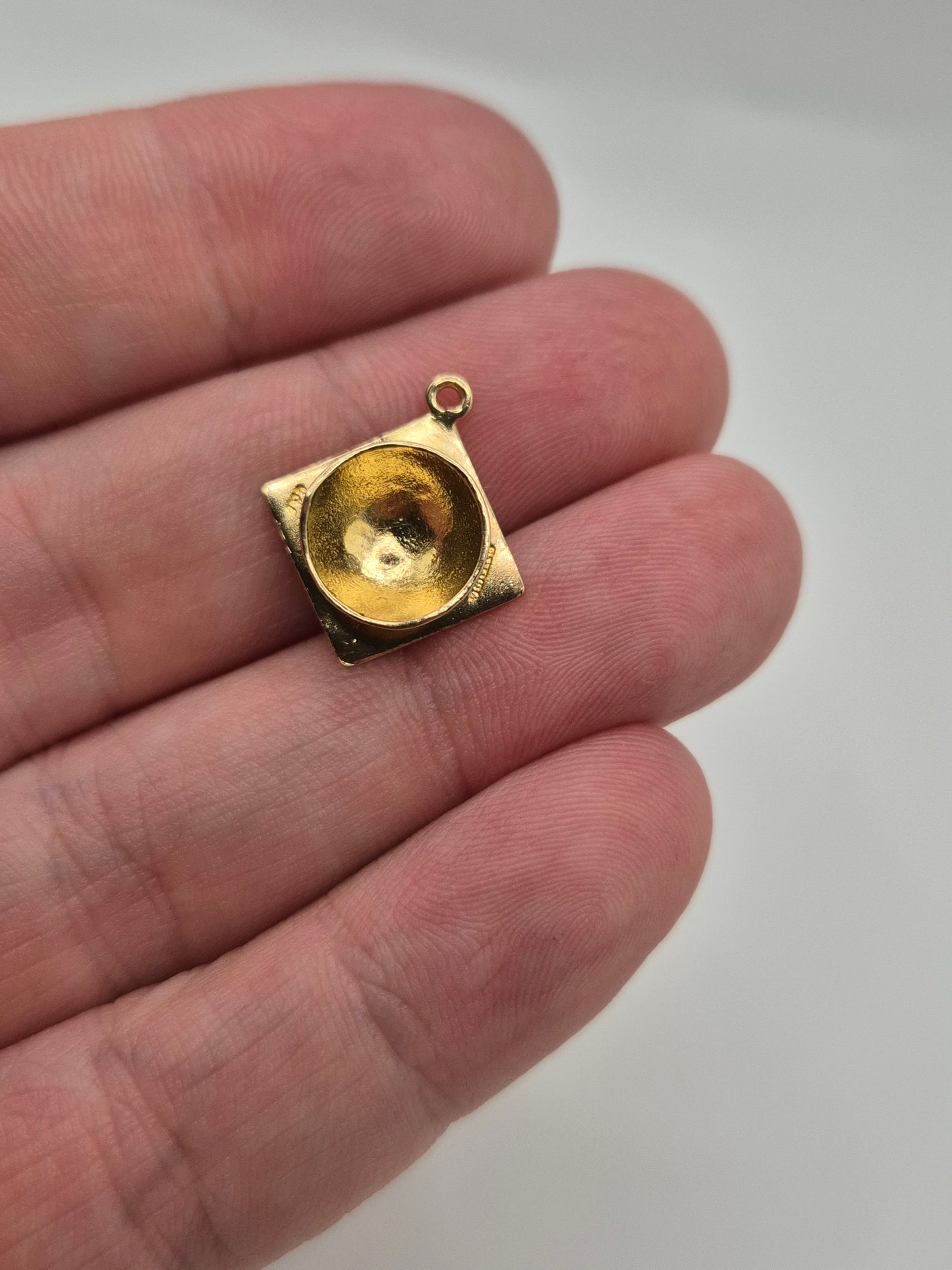 9ct gold scholar's hat charm