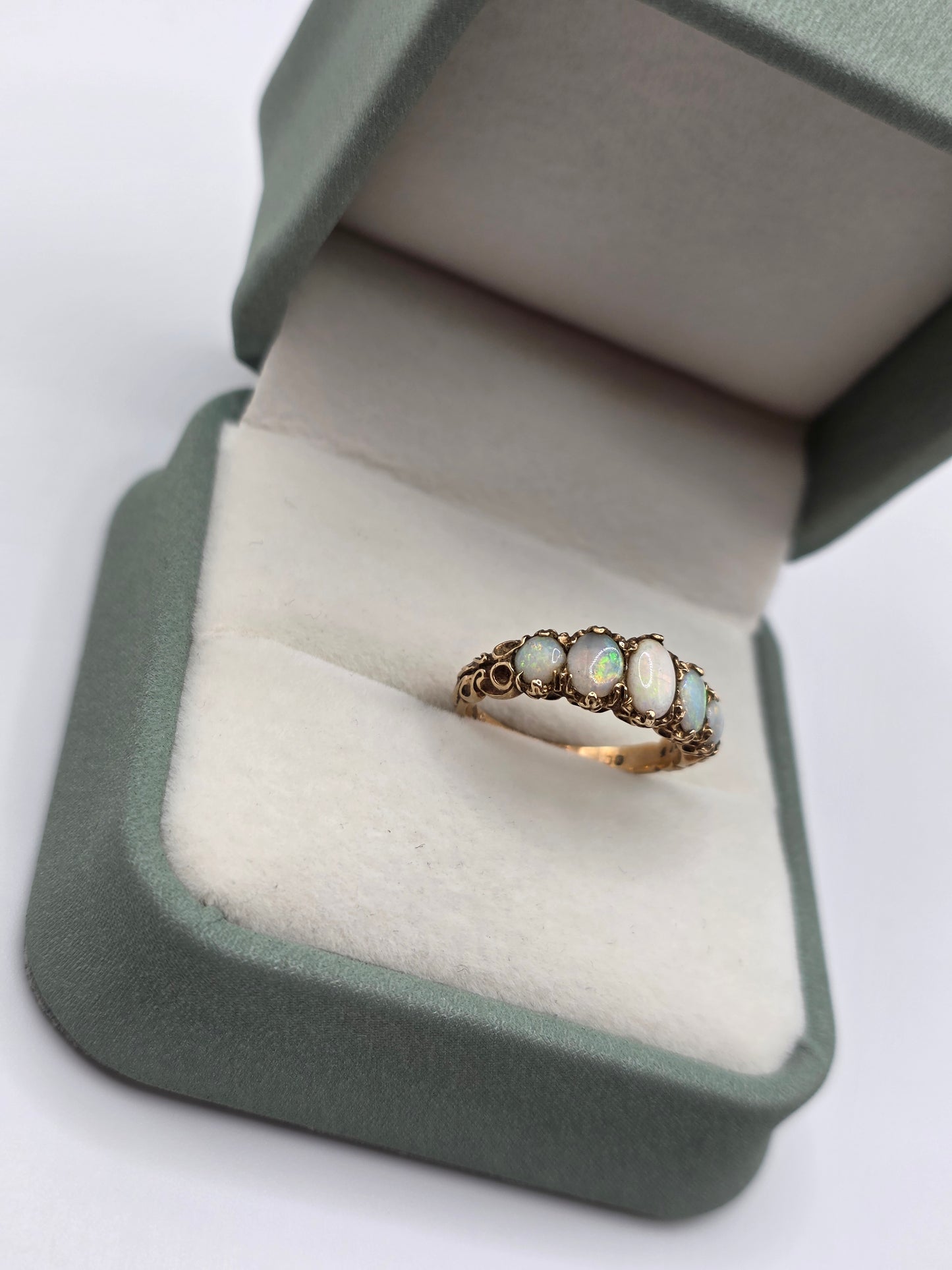Vintage 9ct gold opal ring