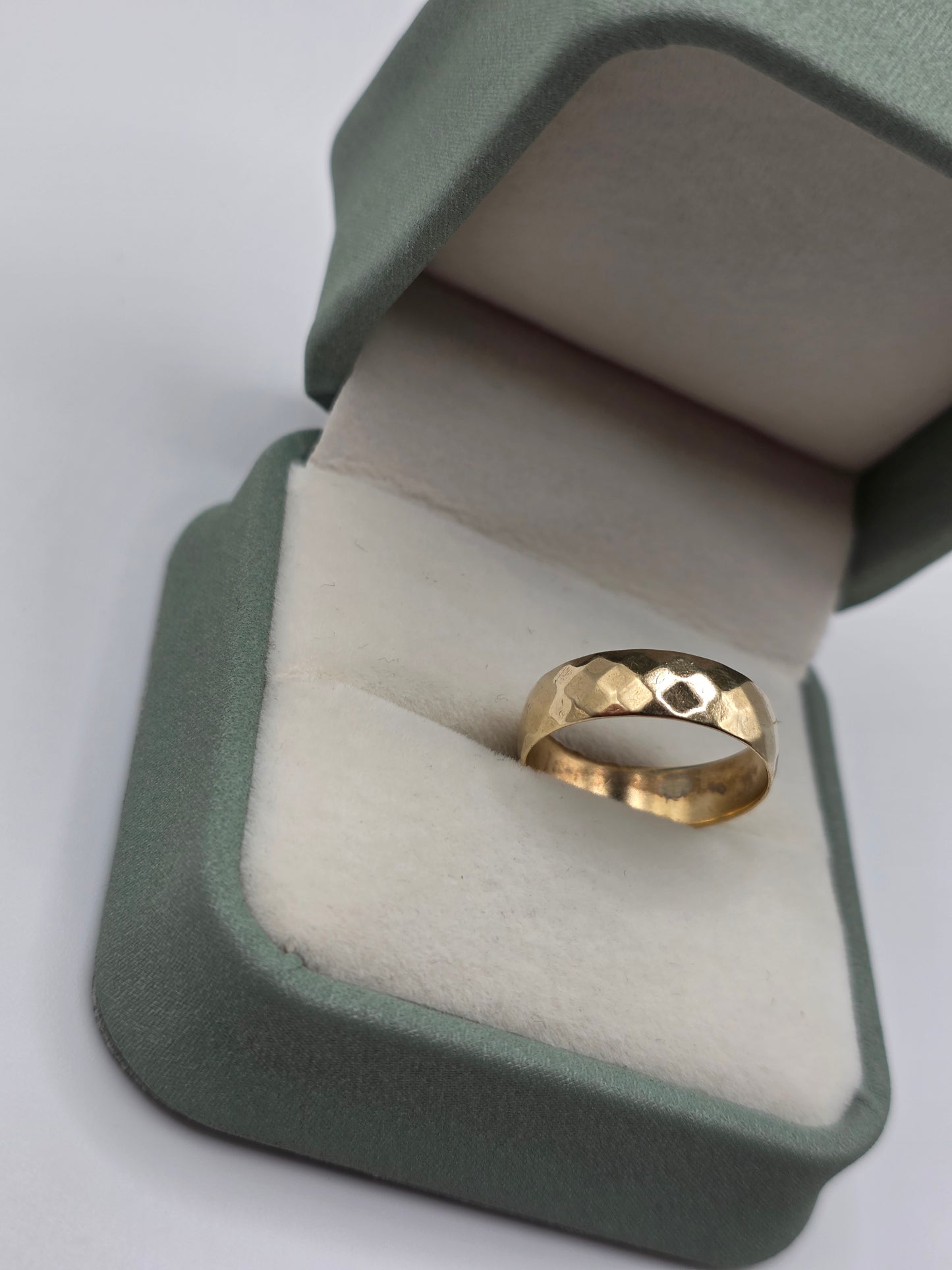 Vintage 9ct gold patterned band ring
