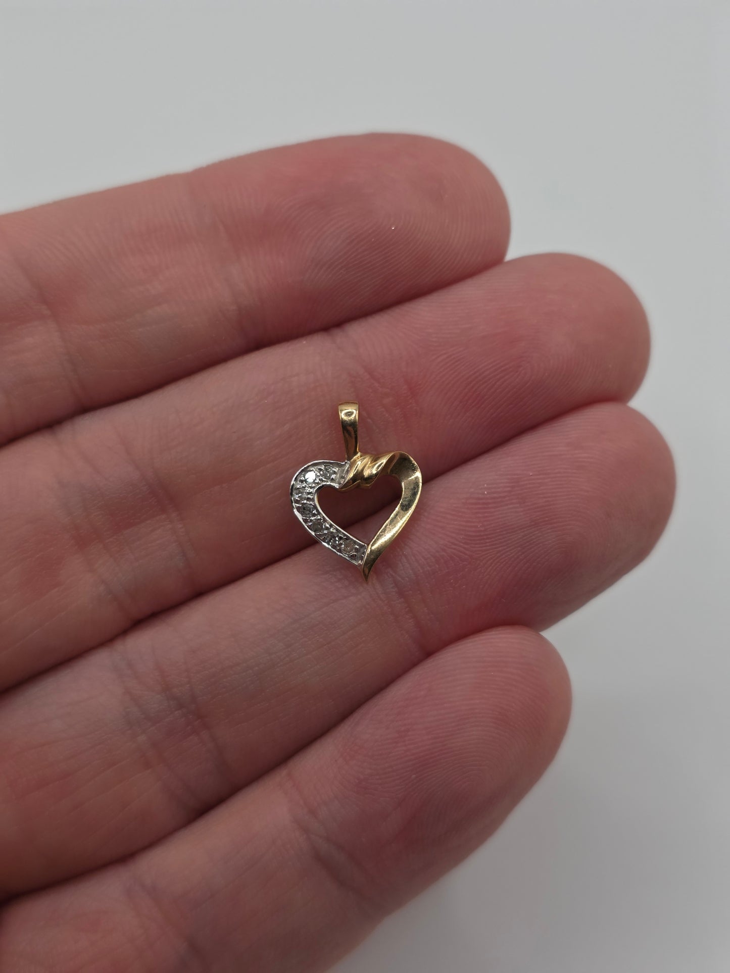 9ct gold diamond heart pendant