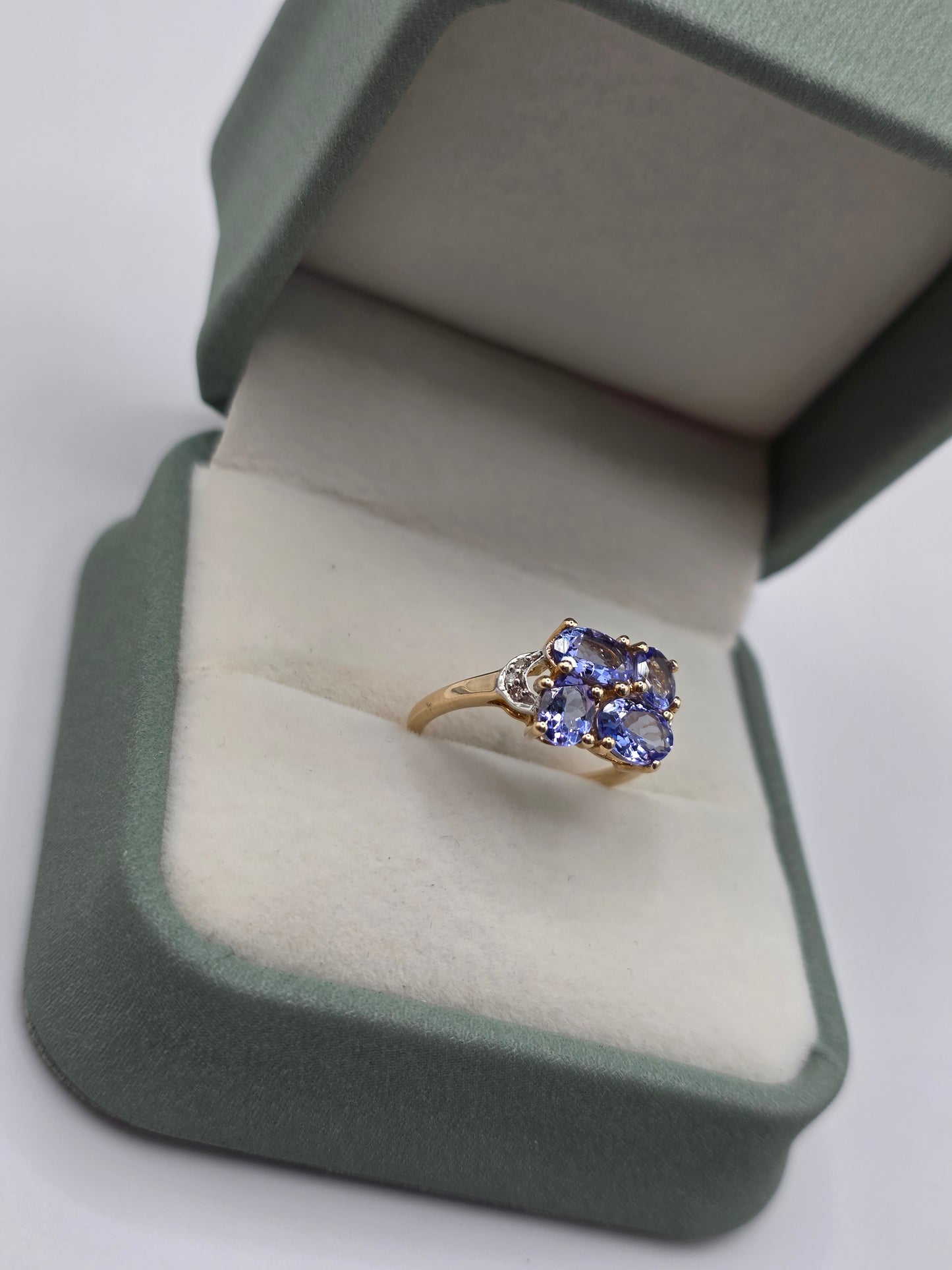 9ct gold tanzanite and diamond ring