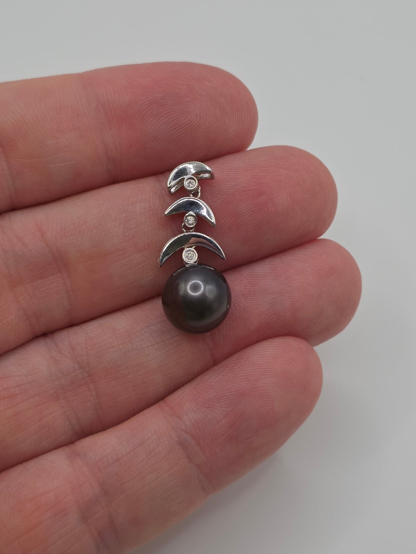 9ct white gold pearl and diamond pendant