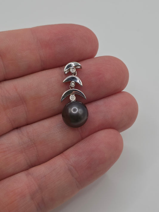 9ct white gold pearl and diamond pendant