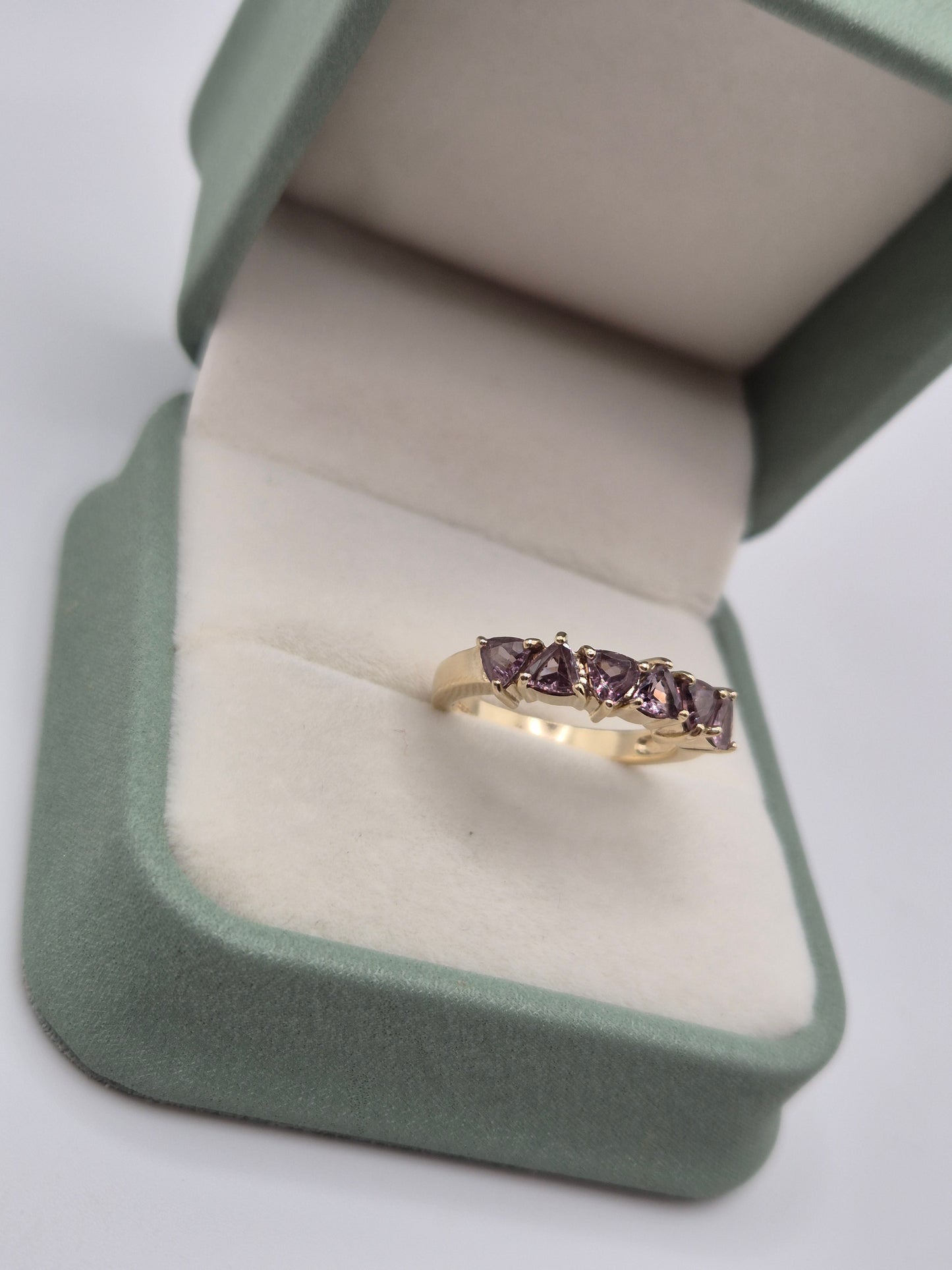 Heavy 9ct gold quartz ring