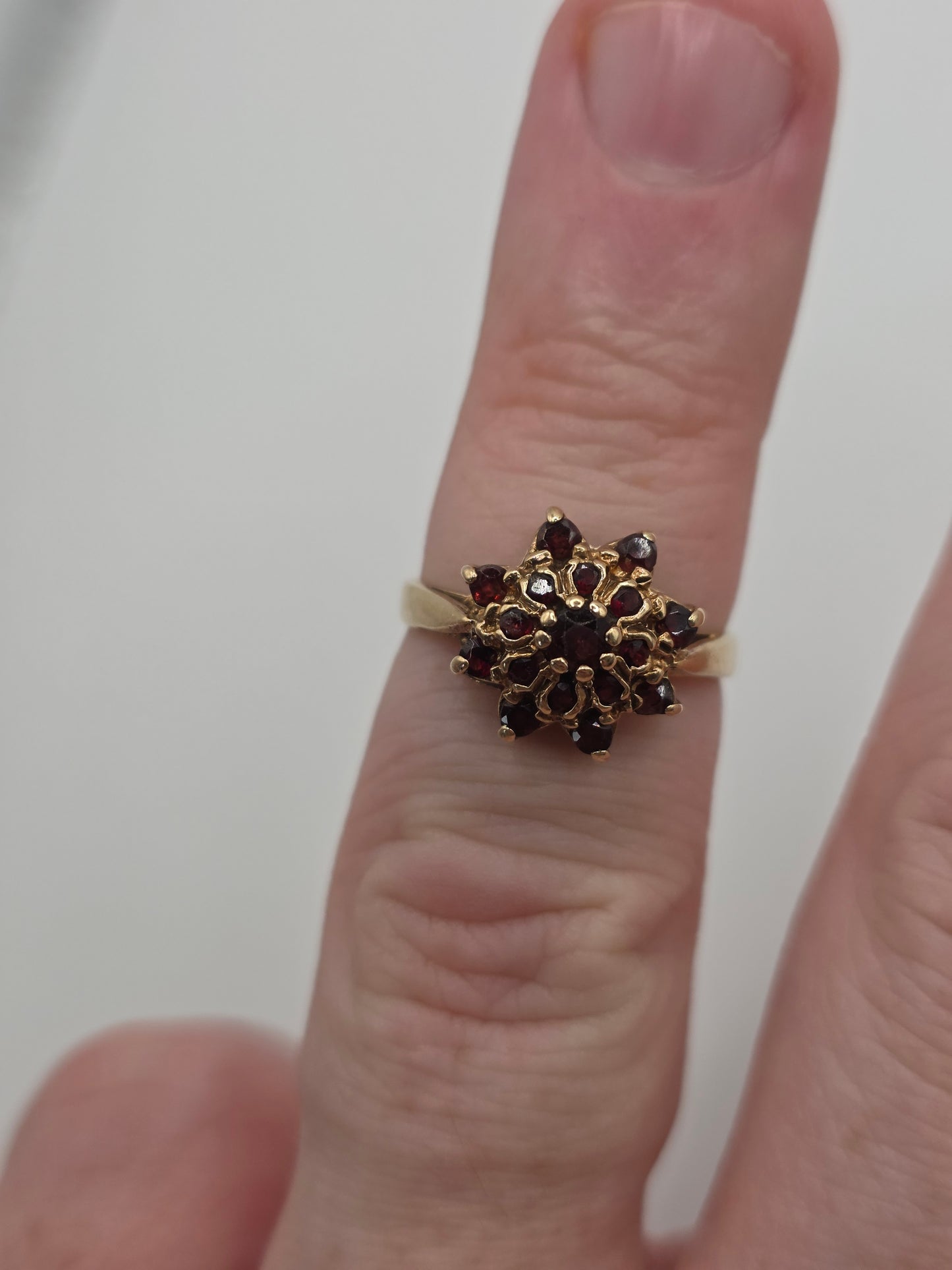 9ct gold garnet ring