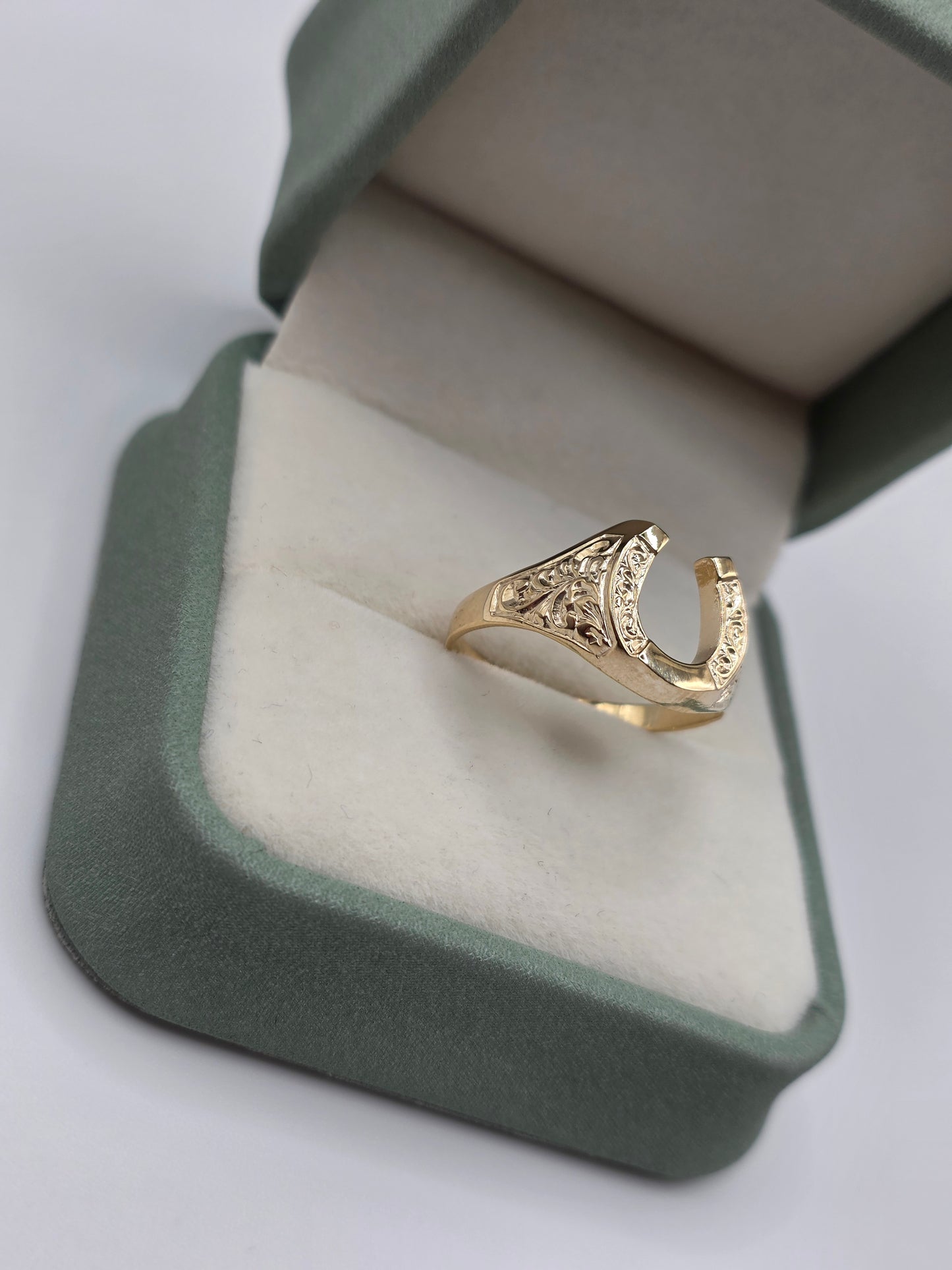 9ct gold horse shoe ring