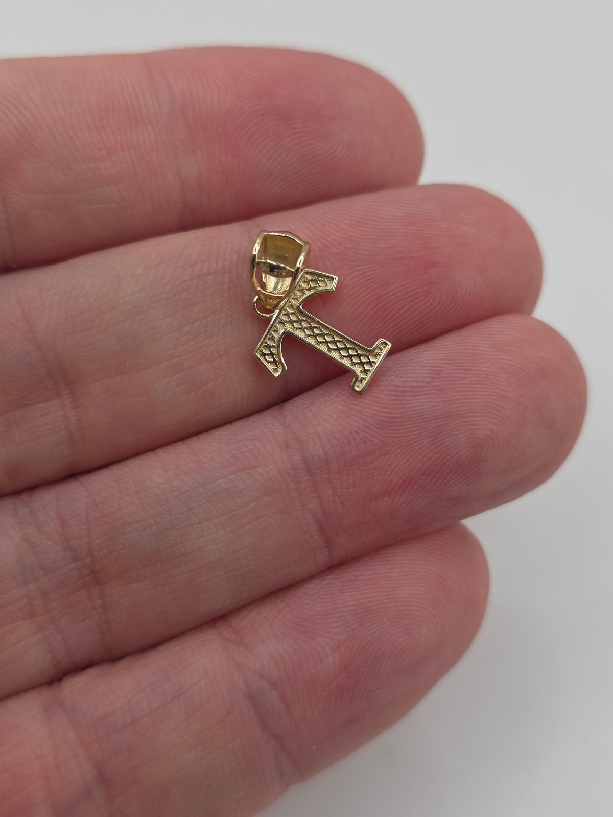 9ct gold initial T pendant