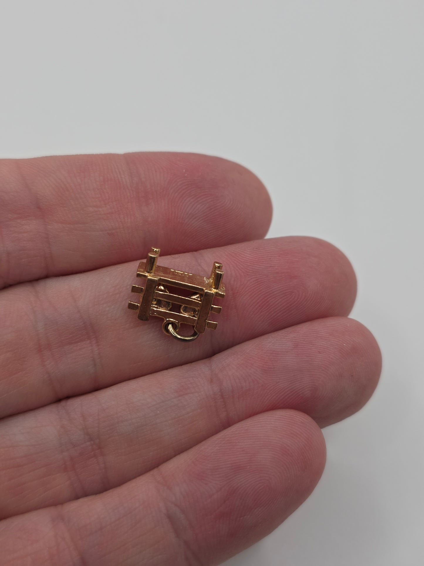 9ct gold love bench charm