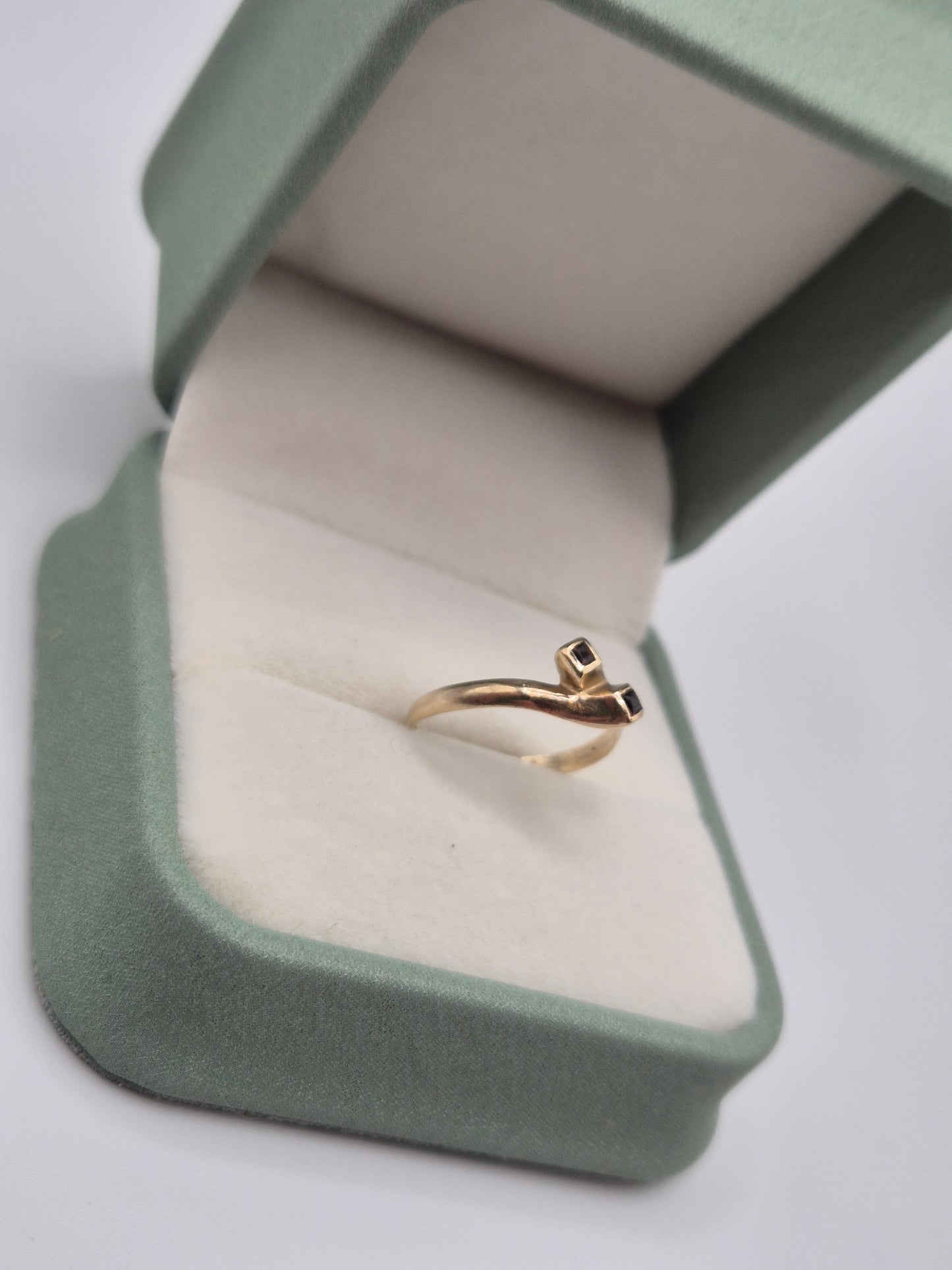 9ct gold garnet ring