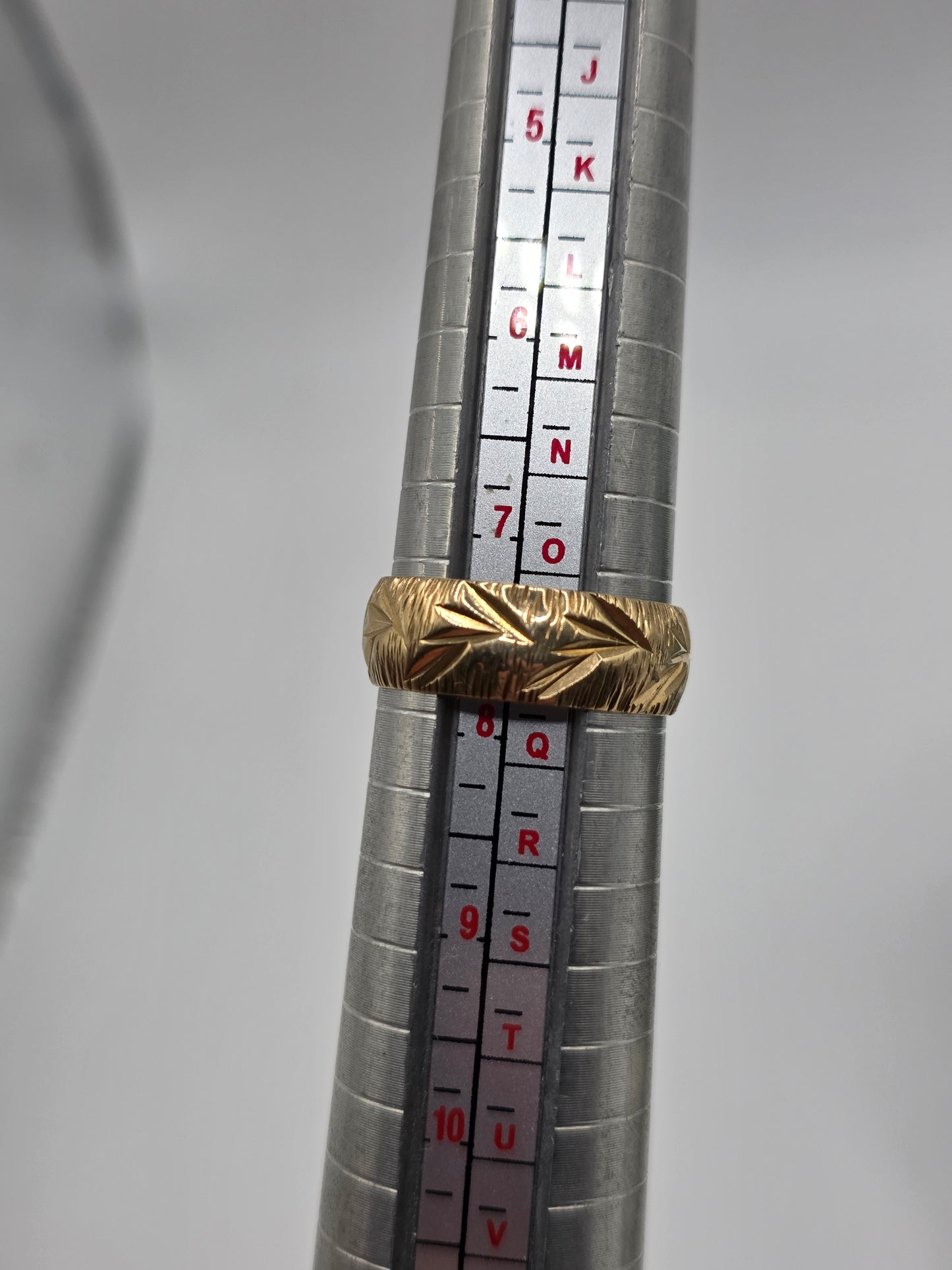 9ct gold patterned band ring
