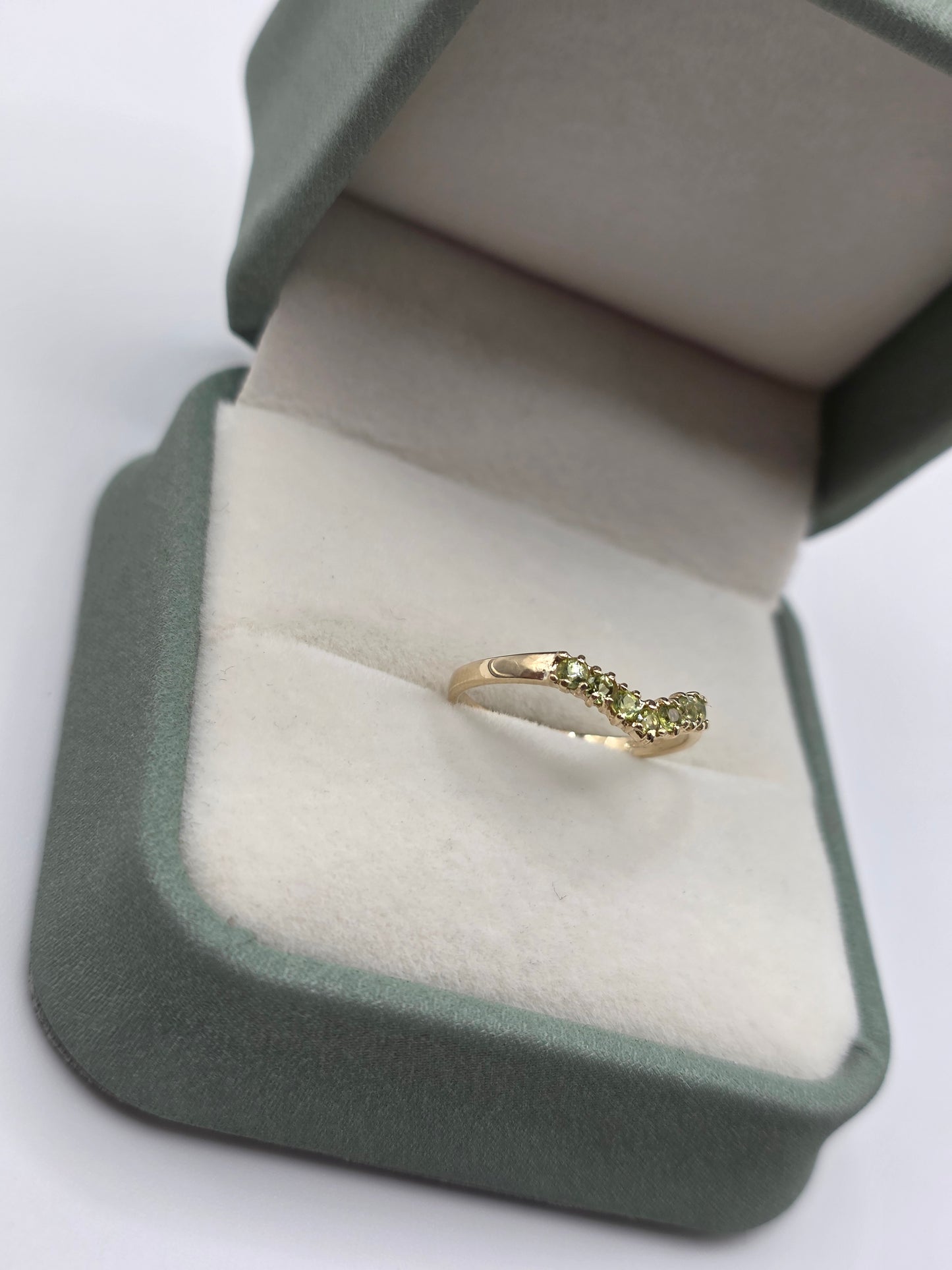 9ct gold peridot wishbone ring