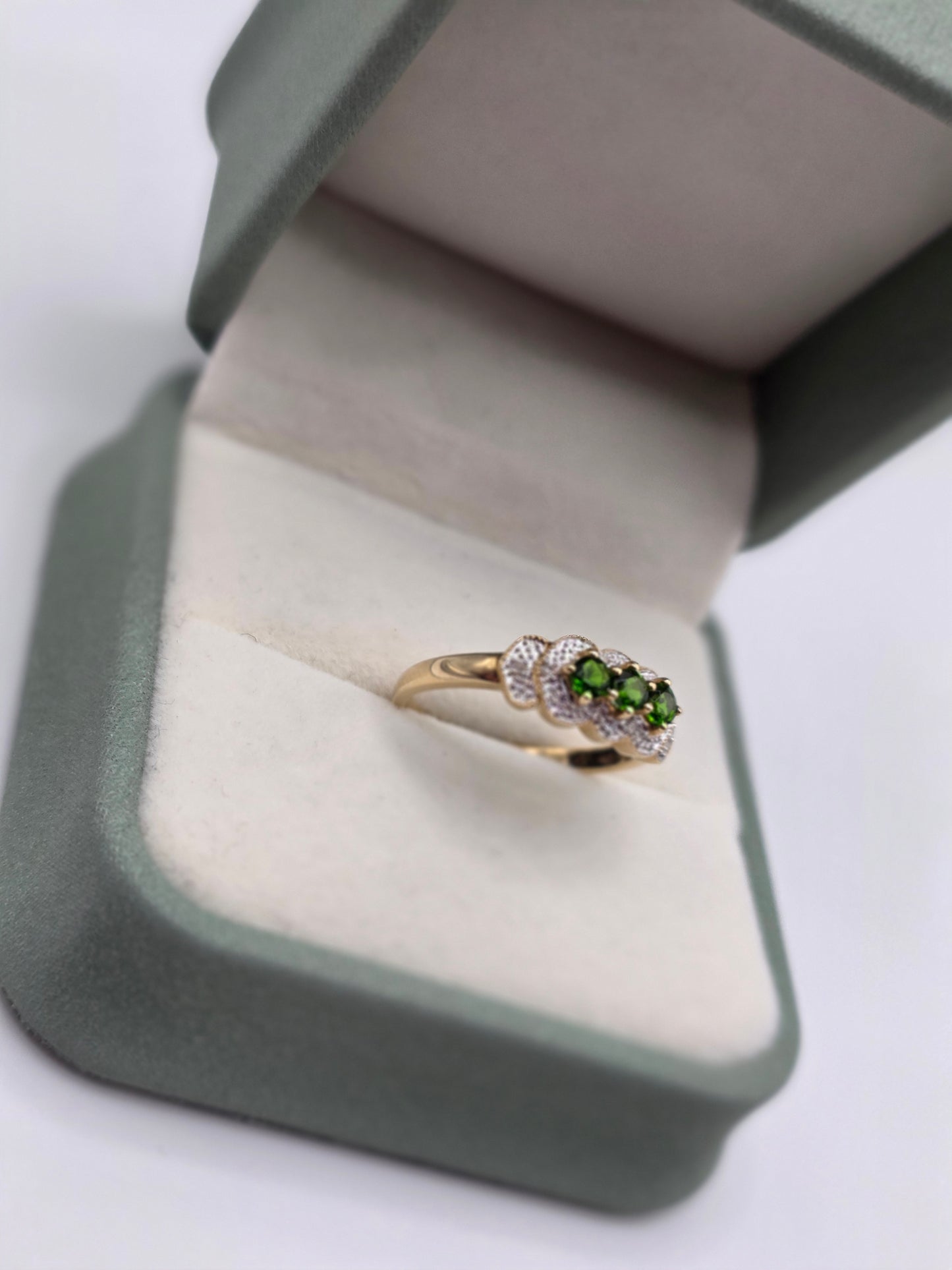 9ct gold diopside and diamond ring