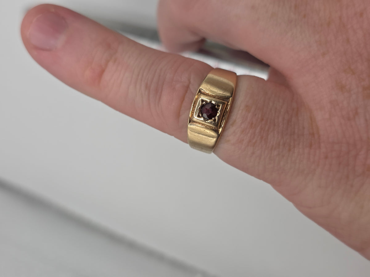 Heavy 9ct gold garnet ring