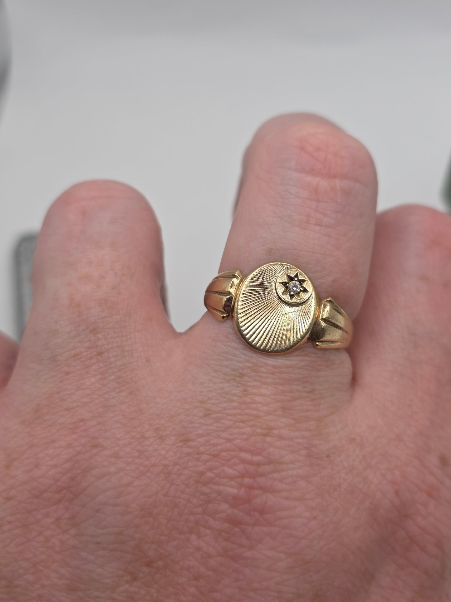 Heavy 9ct gold cz star signet ring