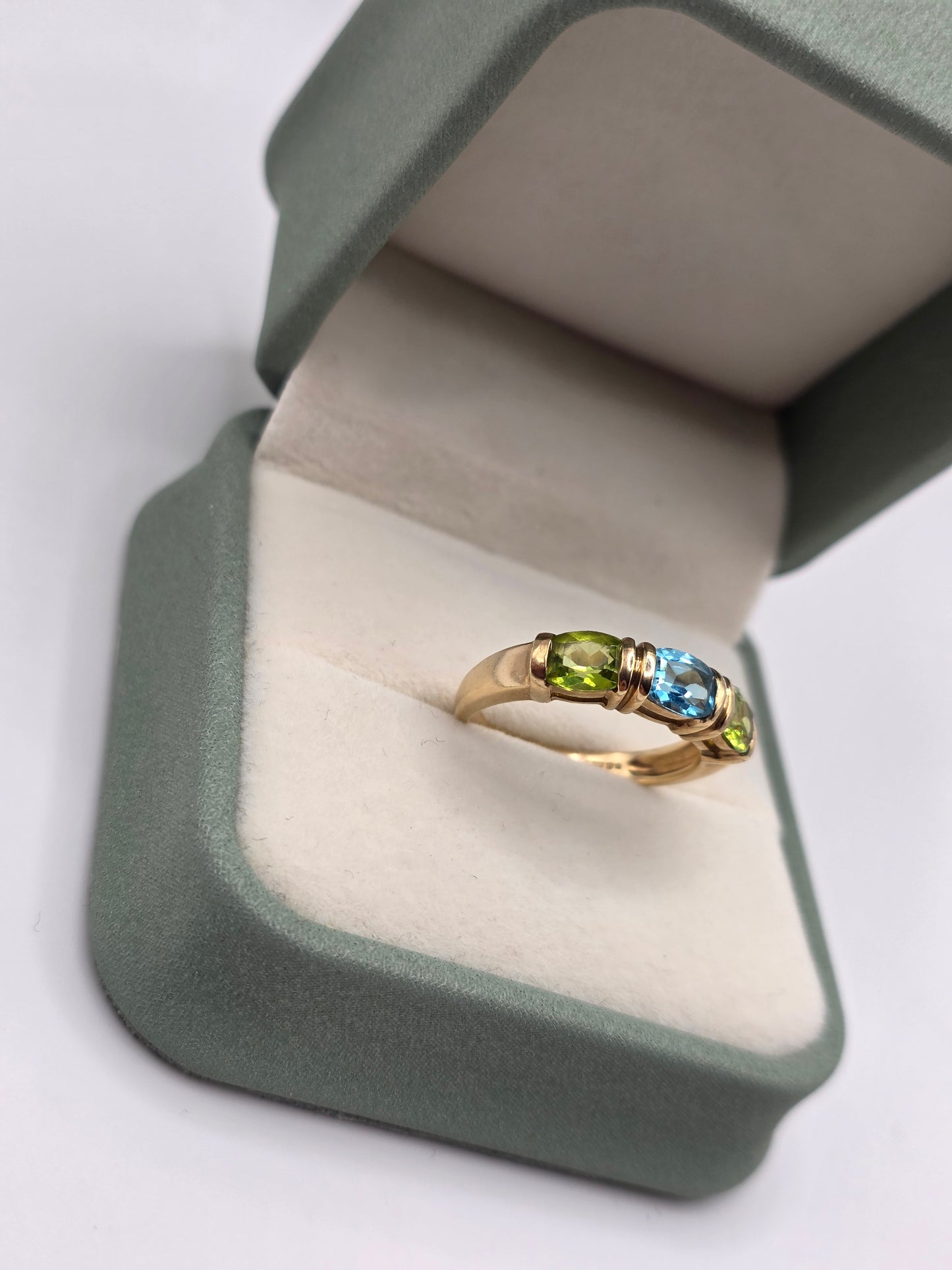 Heavy 9ct gold peridot and topaz ring