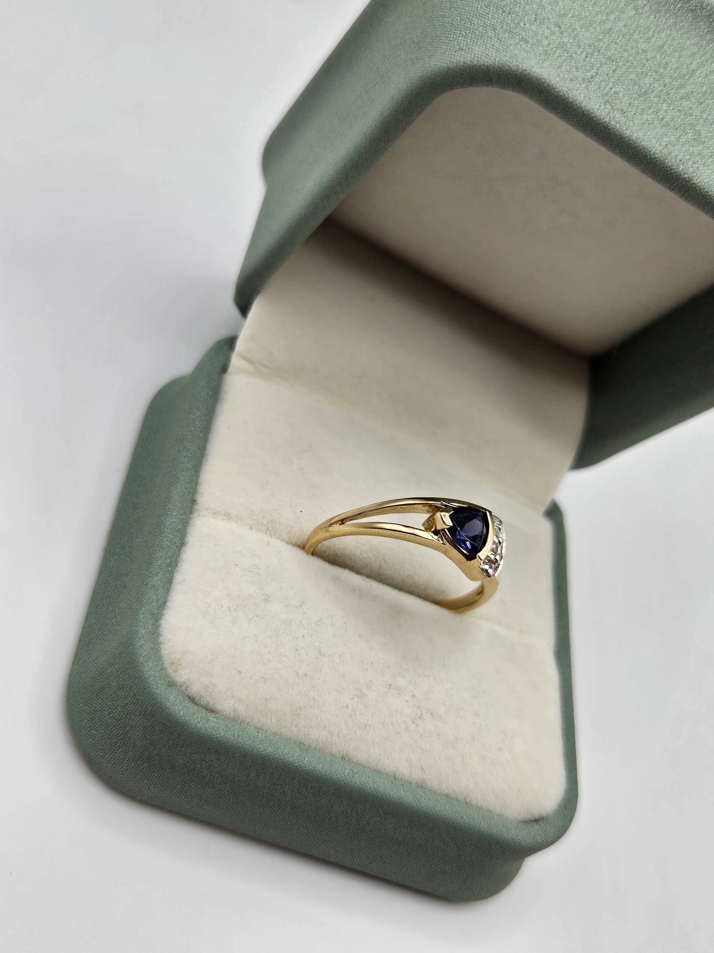 9ct gold iolite and zircon ring