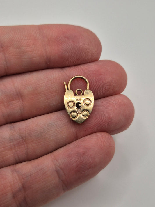 9ct gold padlock (7)