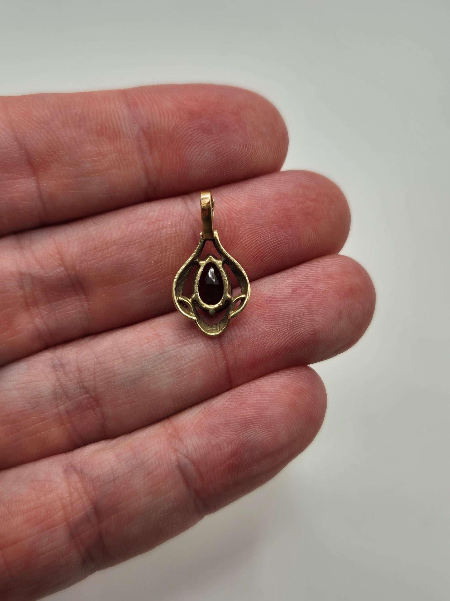 9ct gold garnet pendant