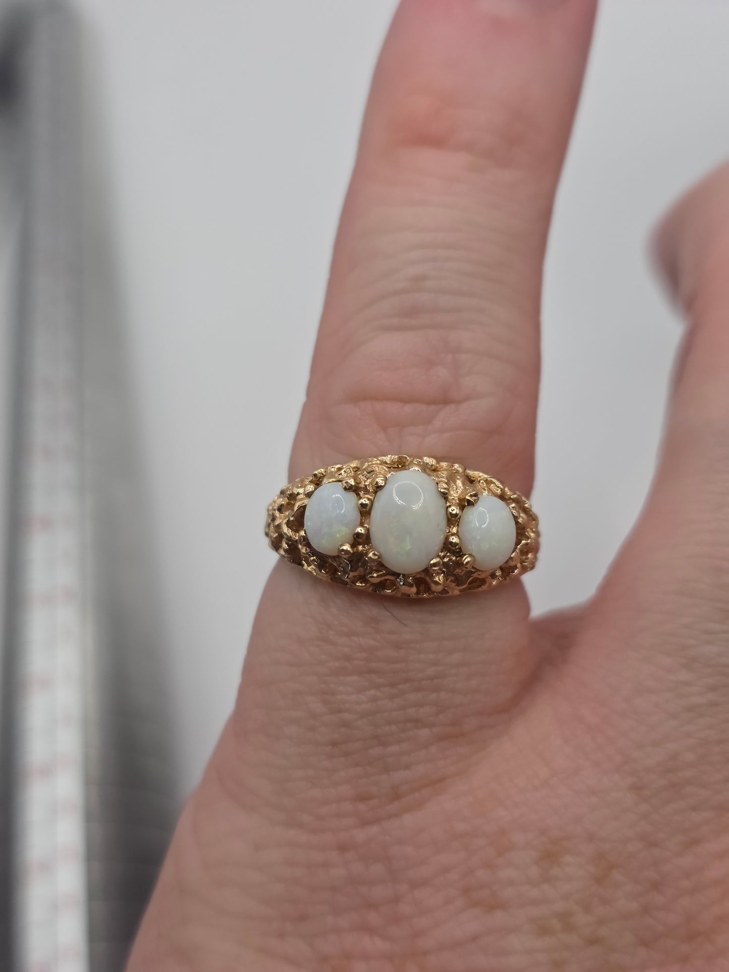 Heavy 9ct gold opal ring