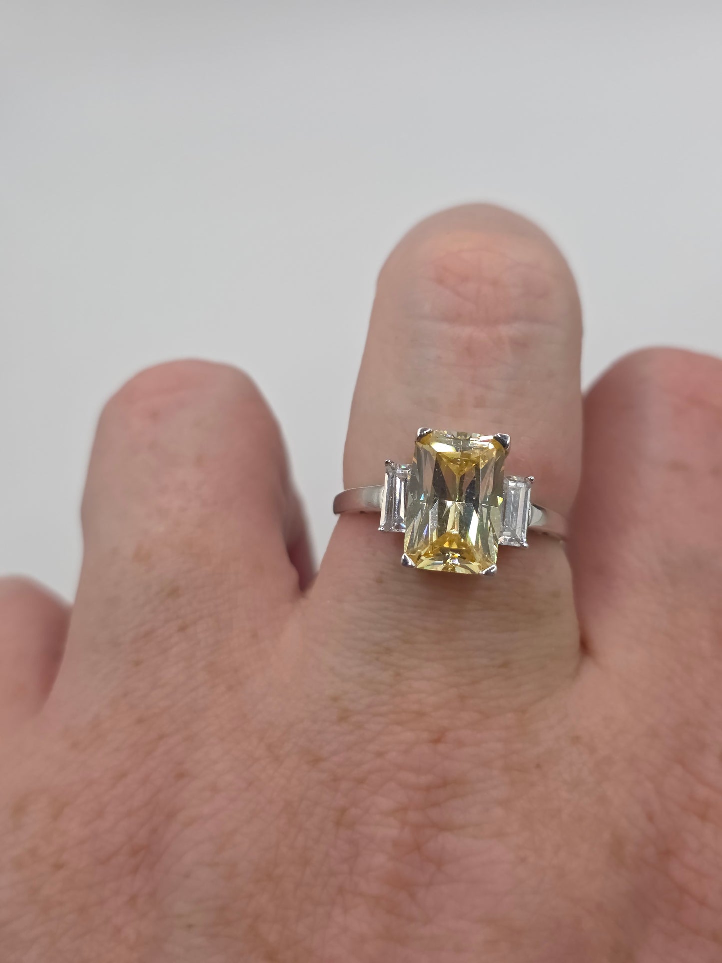 9ct white gold zircon ring