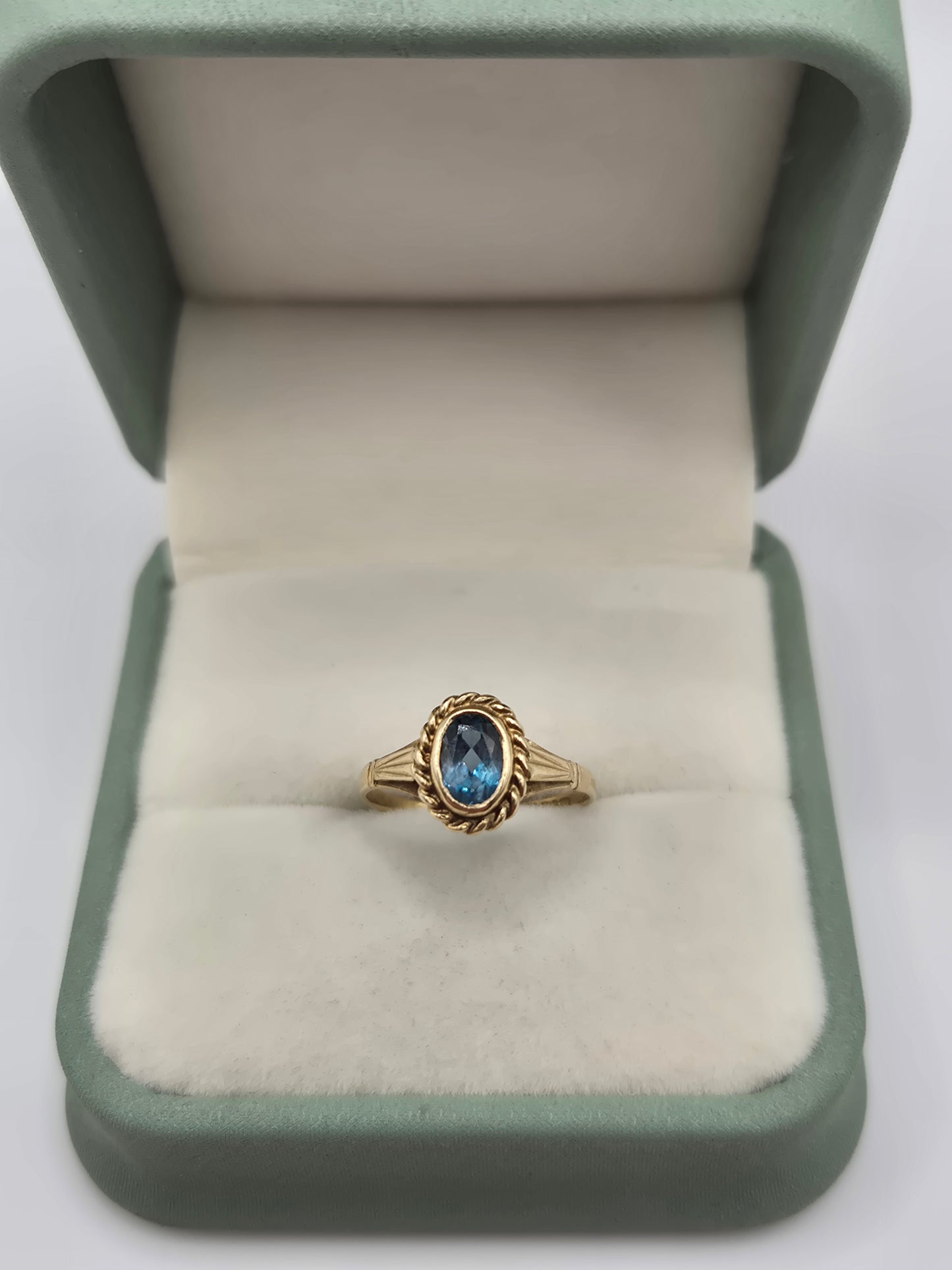 9ct gold topaz ring