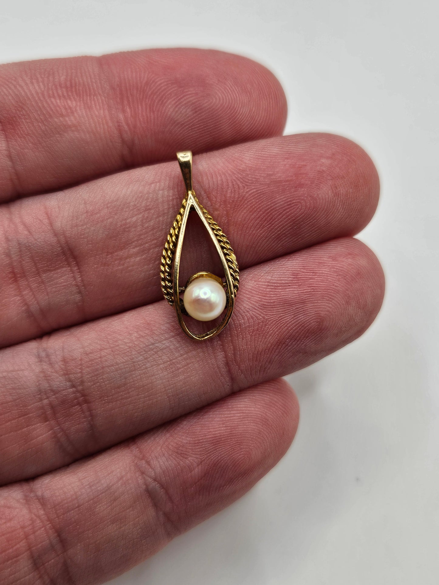 9ct gold pearl pendant