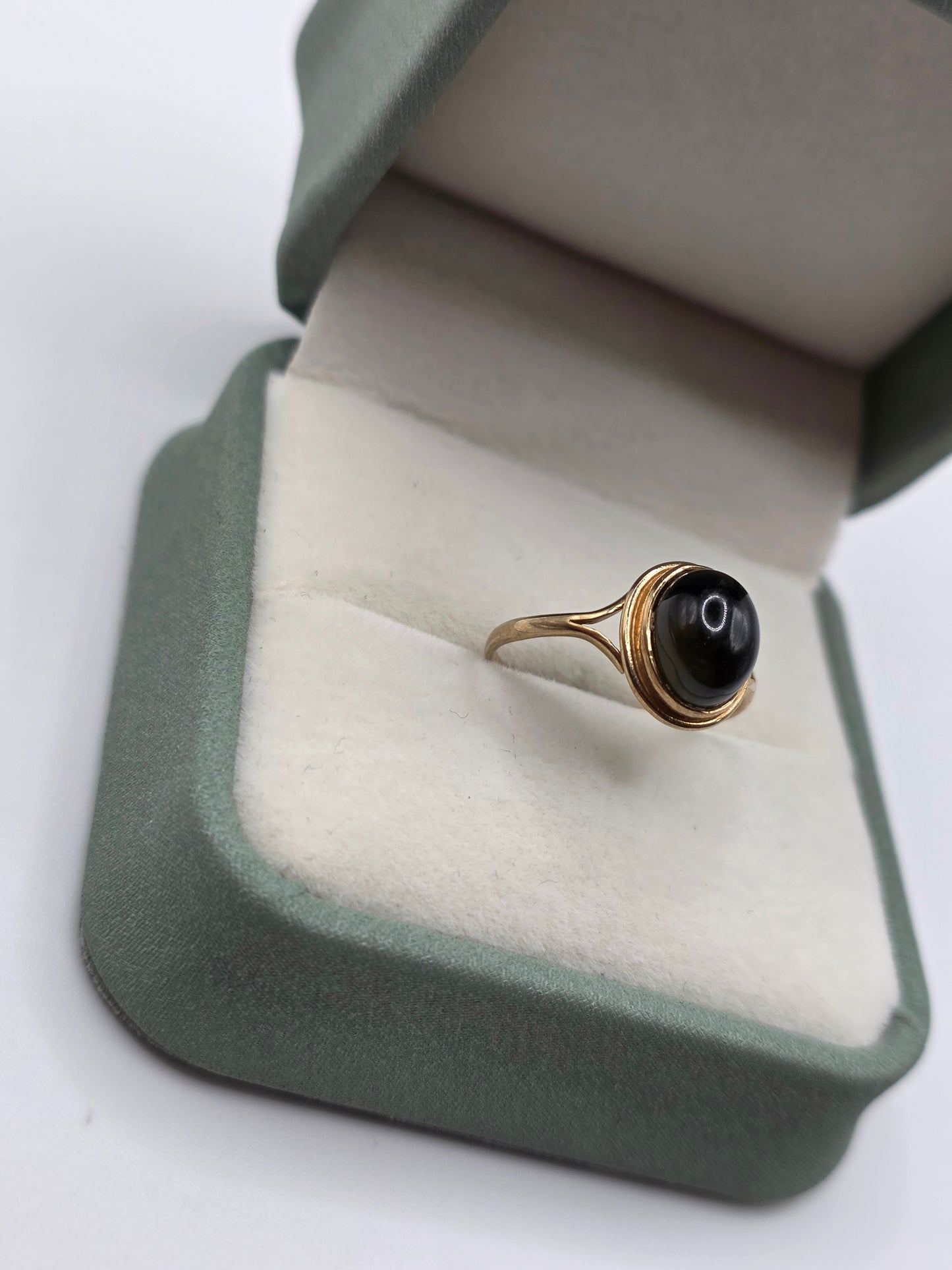 9ct gold mood stone ring