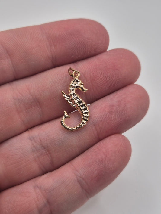 9ct gold sea horse pendant